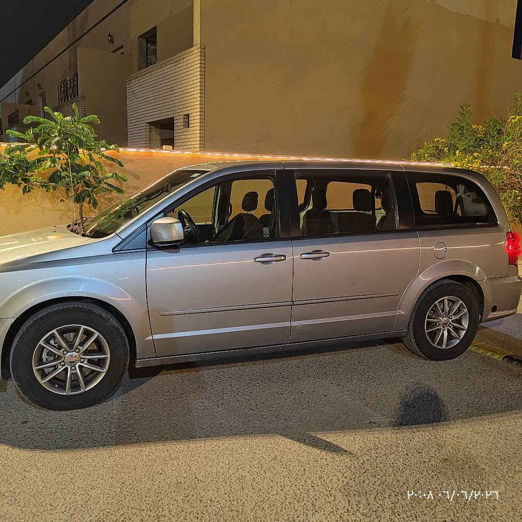 🚗 للبيع – دوج كرفان 2017 🚗
💰 السعر: 163 ورقة وبيه مجال للجادين
لون سلفر  | سيارة عائلية 7راكب كشنات سياحي منفصل
سيارة بحالة جيدة  وجاهزة للاستخدام اليومي والسفر
🔹 المواصفات:
• محرك 3600
• جام كهرباء
• أبواب جانبية ميكانيك
• باب خلفي ميكانيك
• تبريد ٣ قطع 
• منظومة غاز سعة 80 لتر
• شاشة حديثة مع كامرة
• مروحة أمامية إضافية
• عدسات/كشافات قوية جداً للرؤية الليلية
🔹 الأدامة:
• حدادية أمامية كاملة تبديل قبل أقل من شهر
• حدادية خلفية ممتازة
• تبديل فريز أمامي وخلفي
• تبديل  كير مع فلتر ودهن أمزويل
• محرك ممتاز وما بي أي ملاحظة
• قاعدة فيت بم أصلية جديدة
• داينمو جديد
• باتري جديد
🔹 معلومات السيارة:
• رقم بغداد باسمي
• السنوية مجددة لغاية 2028
🚦حادث جاملغ مصبوغ  والبنيد مبدل (الصور والسونار موجودة للتوضيح🚦
🔹 الملاحظات:
• طعجة بسيطة بالجاملغ الأمامي جهة الراكب 
• ماطور المراية اليمنى عاطل
✅ الفحص خير دليل، واللي يريد يتأكد من كل التفاصيل أهلاً وسهلاً.
📍 مكان السيارة: بابل 

📞 للتواصل والاستفسار:
*********** حلة, بابل
