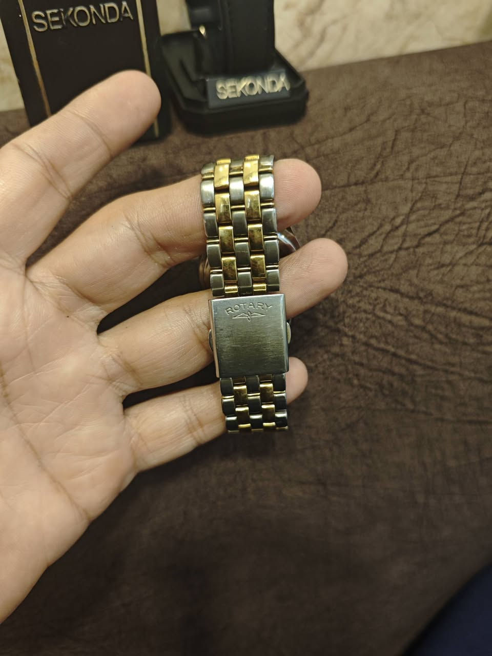 ساعه فنتج كوارتز راوتري كامل مرفقات فقط سير قصير للتوضيح  دكمه زفير بوك معلم بالاستيكر و المرفقات للاستفسار واتساب ***********
