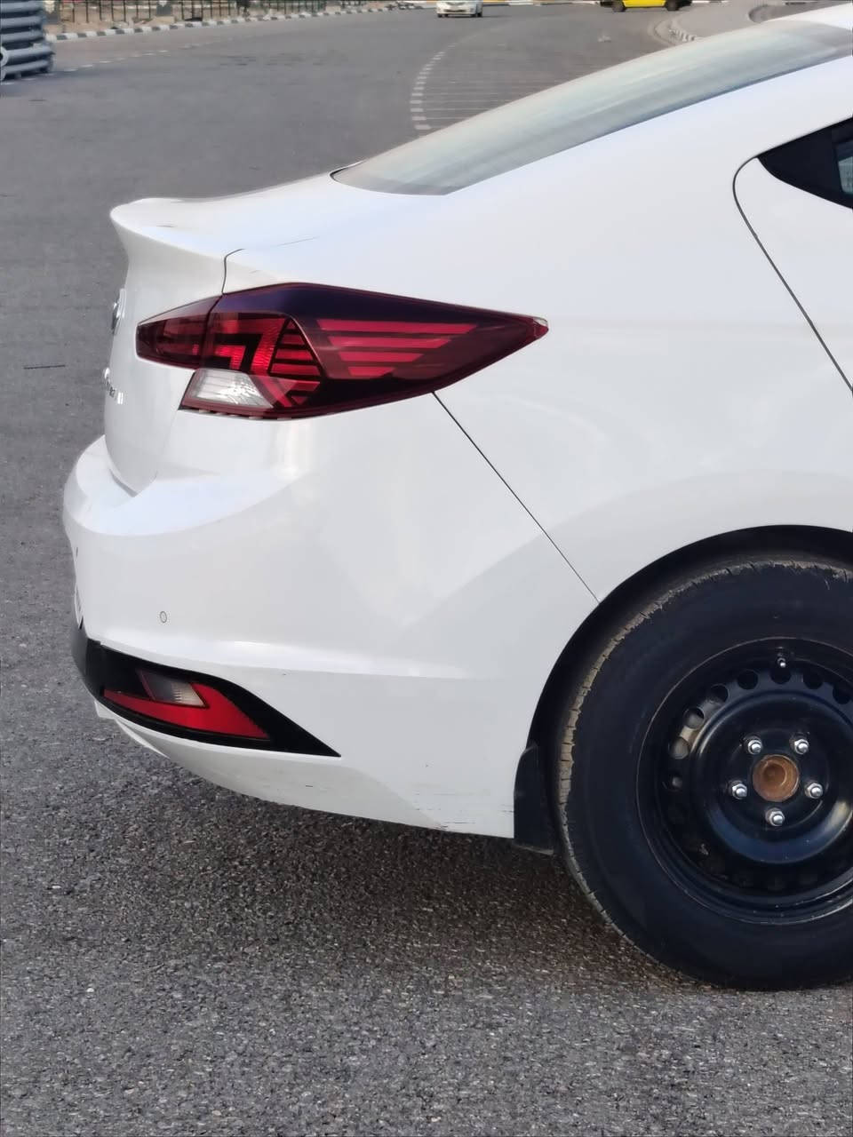 السلام علیکم
لنترا 2020 خليجي
فول مواصفات للاخير... 1/1 
فتحه سقف 
بصمة ابواب 
بصمة تشغيل 
حساس امامی 
حساس خلفي 
تبرید قطعتین 
مكينة 2000 دوش 
صندوك ذكي
 
فول تحکم ستیرن 
شاشه 
کامیرا خلفيه 
مري شفط 
اشاره بالمرایه 
يدات نیكل 
لاث انظمة قیاده ( ایکو - سبورت - - نورمال ) 
سنوية بإسمي تحویل مباشر 
مكفوله من الصبغ والضربه والتبديل ماعدى الدوس وملاحضات بسيطه 
السعر 162 
لإستفسار ***********
