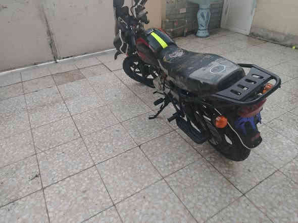 سلام عليكم بوكسر ٢٢ شهر ٢ مرقم بغداد لوحات انكليزي مبدل كلجات وبيها دخان خفيفه بس اول مشغلها استعمال شخصي قليل اطلع بيها لبيع سعر مليونين وبيها مجال بسيط ***********
