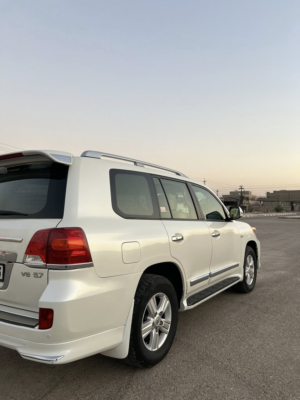 السلام عليكم 
لاندكروز فكساره للبيع 
رقم اربيل الجديد 
موديل 2013 
مكينة 5700 v8 
السيارة فول مواصفات 
5 بصمات 
4 كاميرات 
الصندوق شفط 
كشنات جلد كهرباء 
تدفئه +تبريد  كشنات 
تشغيل ع بعد 
مرايا شفط 
حساس خلفيّ أمامي 
السيارة ما ناقصها شي ابد 
مكفوله عدا الدعاميه الاماميه صبغ ورصعه جنب البكلايت الخلفي
الباقي كفاله 
مكان السيارة الانبار /الرمادي الحبانية 
السعر 385$
للاتصال. *********** او ***********
