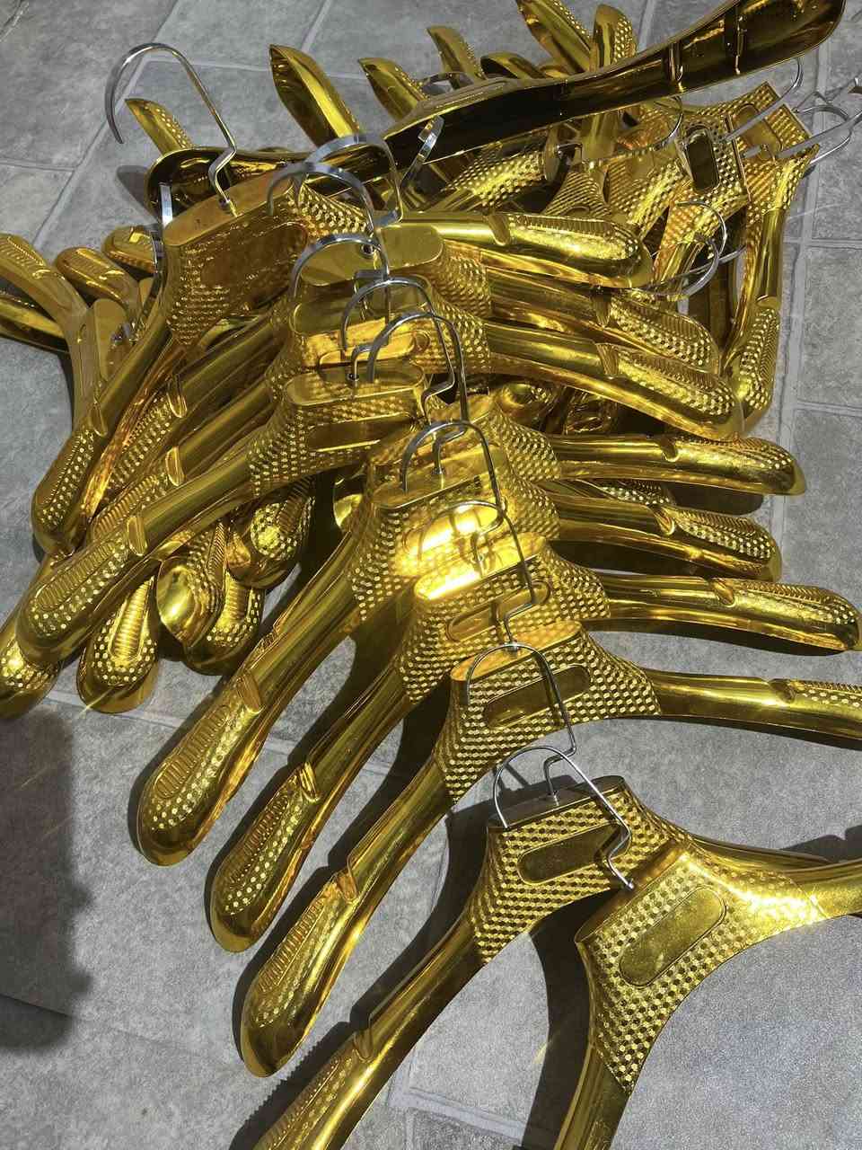 سلام عليكم ملكانه للبيع معا تعاليك عدد تعاليك ملابس ٣٠ تعلاكه وتعلاكه بجايم بطرون عدد ١٥ اطي سعر وبالعافيه كلهن جدد ما مستخدمات للستفسار ***********
