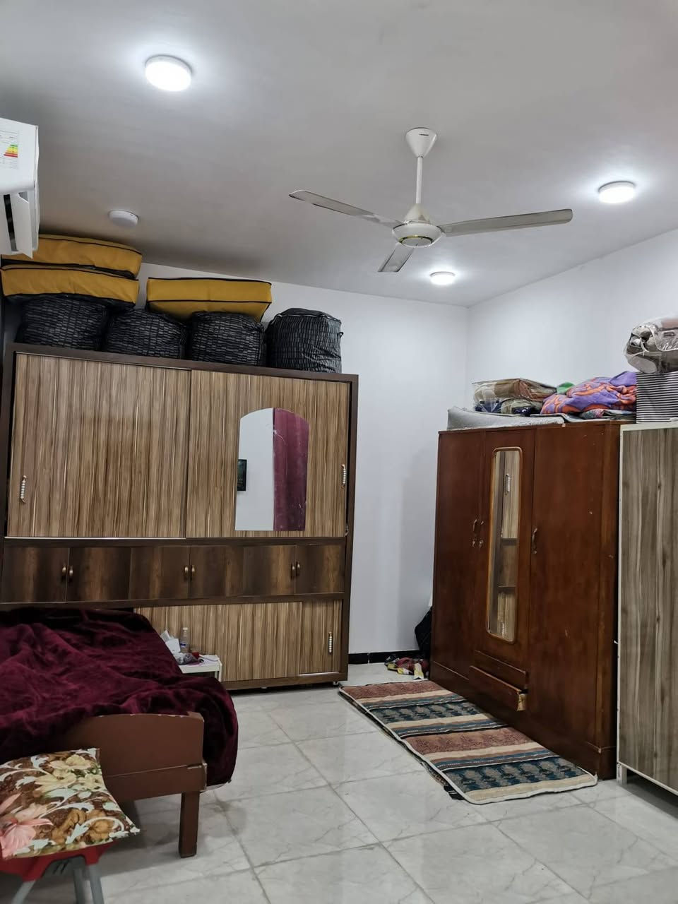 بيت للبيع
العنوان  :  شارع السفينه /شارع المختار الثقفي 

طـابو أسهم 

المساحه الكليه 480 م 

مساحه البناء 260 

يحتوي على:  

3 غرف

صالتين 

ديوانيه 

مطبخ حار وبارد 

مجمع صحي خارجي وداخلي 

مخزن 

حديقه مساحه 220

اريد ابيع او اراوس مع الفرق في بيت اصغر 

للاستفسار اكثر عن البيت الاتصال بالرقم:  ***********
