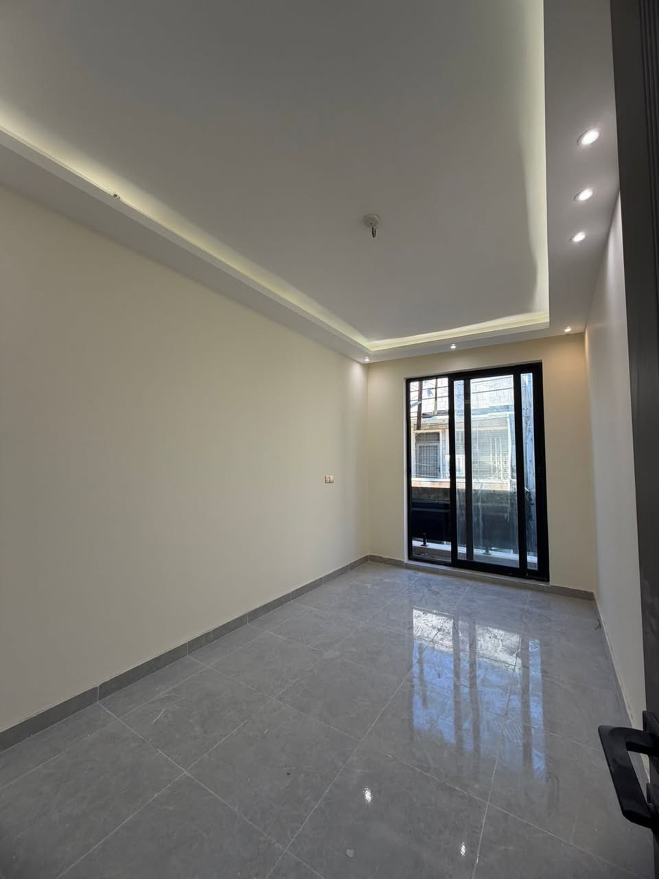 السلام عليكم
يستمر مكتب مسكنك للعقار بتقديم
افضل العروض المناسبة إلى الزبائن الكرام
🔹بيت 3طوابق للبيع مساحته 45 متر
🔸الواجهة 3 متر 🔸النزال 15 متر
🔹يحتوي البيت على (صاله -ومطبخ -3غرف نوم وخدمات)
🔸موقع البيت / سومر قرب جامع مصعب
🔹للاستفسار أكثر مراجعةمكتب مسكنك للعقار 
الواقع /البنوك شارع المطاعم مقابل بن رضا علوان
أو الاتصال على الرقم ☎️ ***********
