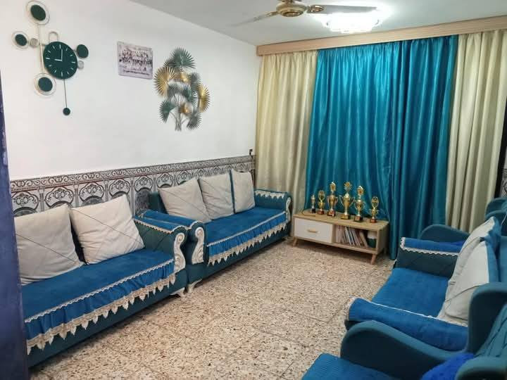 السلام عليكم  للبيع دار مساحه 75متره واجهه5م نزال 15 عكاده نظيف طابقين  موقع الري مربع اول  قرب شارع عام وقرب حي شباب للاستفسار *********** مكتب المسك للعقار سعره مناسب جدا
