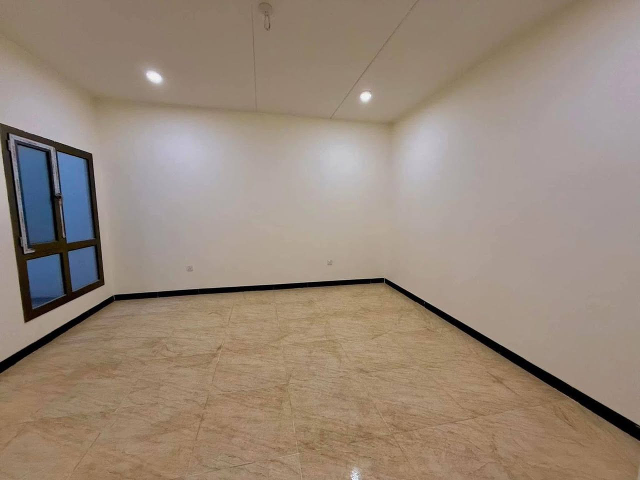 دار للبيع  قرية الغدير 2
مساحه 200متر 
بلوك 17 دار 35
قرب الشارع موقع مميز 
سند حر 
السعر خاص او الاتصال على الرقم 0777 705 6917
