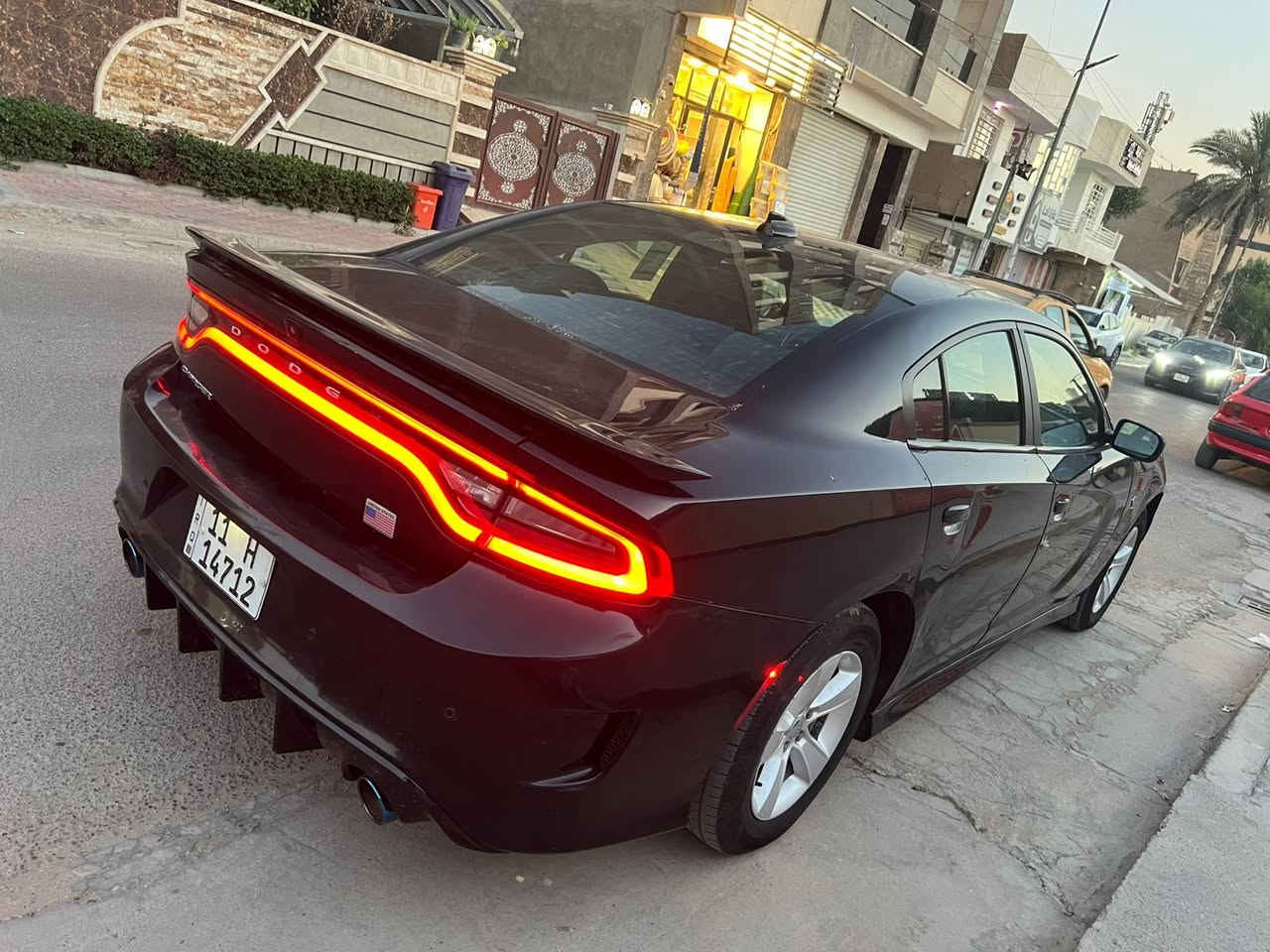 السلام عليكم
جارجر 2018 اسود وارد امريكي حادث جاملغ ايسر  بدون ايرباك 
محرك 6 سلندر
مواصفات عاديه شاشه وكامرا وتحكم وكراسي كهرباء   ….
سيارة جاهزه 
ماشية 161  عليه اضافة منظومة غاز 
محرك وكير وصدر تبريد بوضع شركة 
رقم بغداد دولي 
سعر 185  بيه مجال بسيط. 
***********  بغداد زيونه
