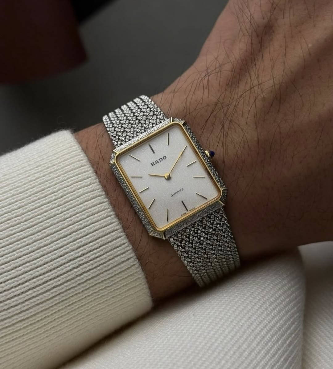 RADO ELEGANCE 1970s
أجمل إصدارات الأنيقة السويسرية رادو إليكانس قطعة متحفية مخزنة من سبعينات القرن الماضي بنسبة نظافة ممتازة كالجديد بدون علبة (ساعة فقط)
- القطر 30*26 (رسمي بإمتياز)
- السير حصيرة
- المينا المميزة من (الياقوت)
- زمبلك ياقوت
- طلاء ذهب أبيض بالكامل
للإستفسار مراسلة الصفحة ، يوجد توصيل الى جميع محافظات العراق
(نتعامل بالساعات الأصلية فقط)


**إذا كنت صاحب هذا الإعلان وتريد حذفه لأي سبب، رجاءا أرسل رسالة إلى الدعم الفني**