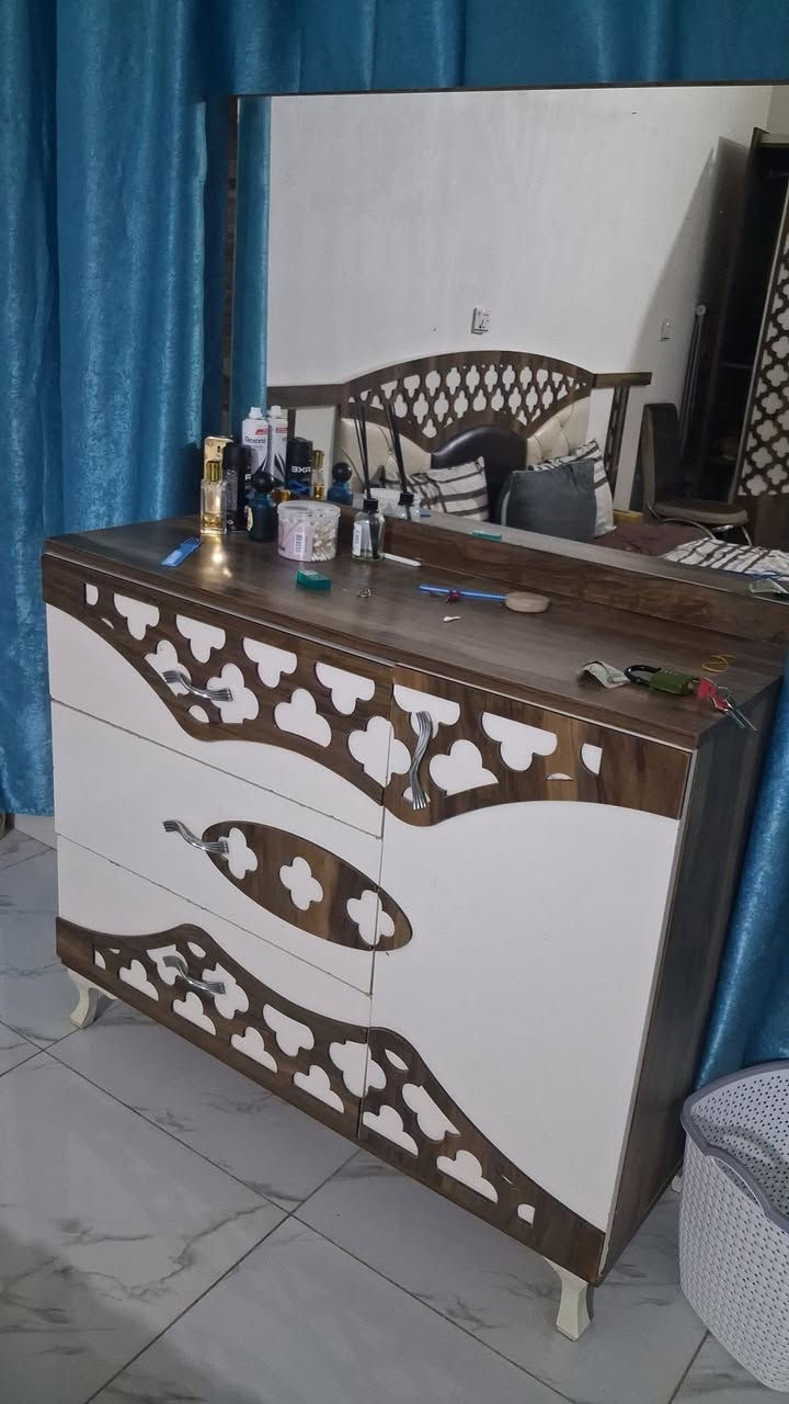 أغراض مستعملة للبيع 
عيني براد المي ١٠٠ 
والبطل الغاز ٧٥ 
طباخ ١٠٠
الغرفة نوم ٣٠٠ 
براد مكتبي ١٠٠
الدروج ١٥ 
سينك ٧٥
***********

