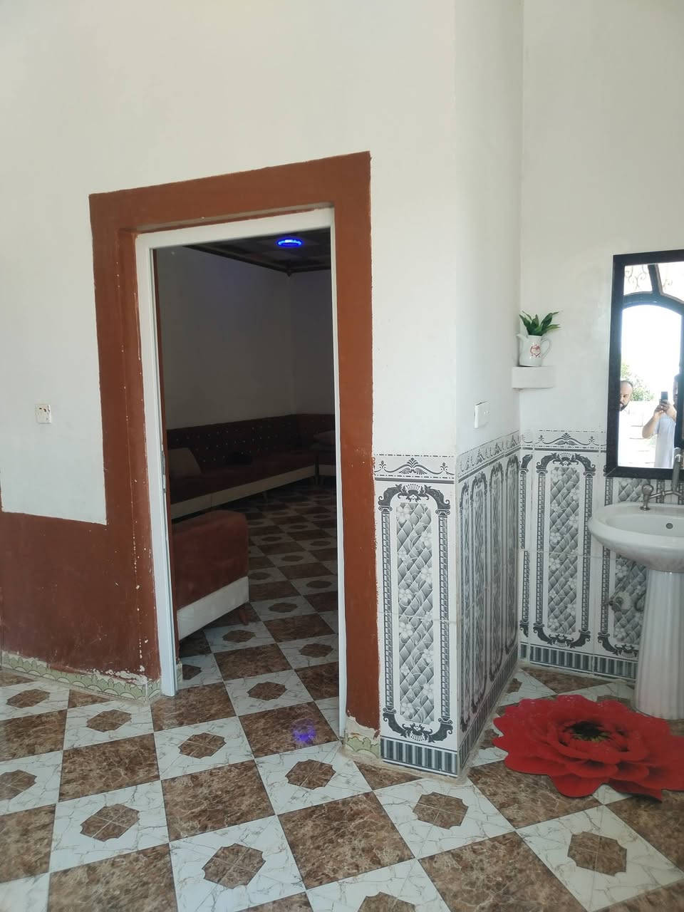 دار للبيع زراعي المساحه ٥٠٠ مساحة البناء ٢٠٠متر ٣غرف سراميك سقوف باقي تفاصيل اتصل قضاء العلم مجاور قاعة روتانا السعر 55
*********** عقار العلم
