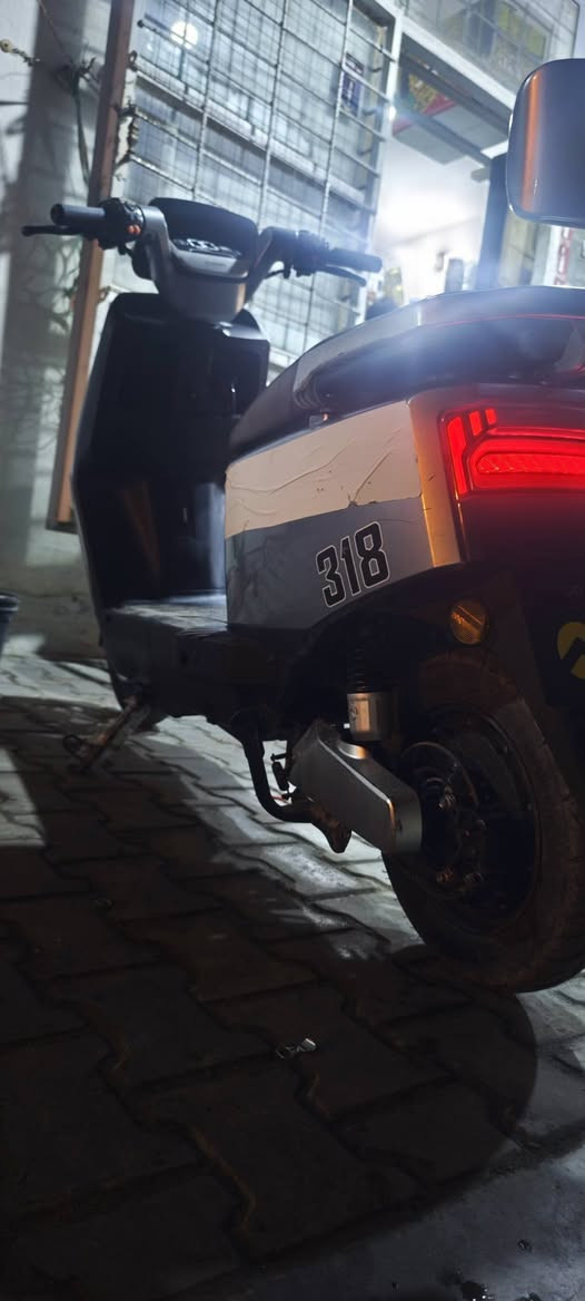 سلام عليكم اعيد النشر بسبب الوعود الكاذبة دراجه شحن نوع اباجي ام عيون 
دراجه جديده وعل فحص وين متريد افحص
6 بطريات كبار  مسطره شرط الفحص
بصمه سويج  لايت زنون عالي وناصي 
سرعه الحقيقي 70 تمشيك 55 كيلو عدل 
سعرها 600 مكاني نجف حي السلام لل تواصل ***********
