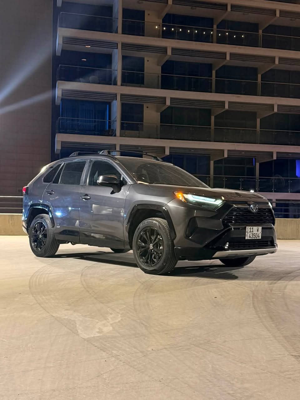 للبيع | Toyota RAV4 Hybrid SE موديل 2022
بلاك اديشن تكون مطعمة بالاسود اللامع
* موديل: 2022
* الفئة: SE Hybrid
* محرك 2.5 لتر هايبرد
* قوة إجمالية 219 حصان
* دفع رباعي إلكتروني (AWD)
* قير أوتوماتيك E-CVT
* صرفية وقود اقتصادية جدًا
رقم بغداد مشروع وطني
السيارة ماشية ( 71 الف ميل )
المواصفات:

* جنوط رياضية 18 إنش
* مصابيح LED أمامية وخلفية
* تشغيل بصمة مع زر تشغيل
* شاشة وسطية تدعم Apple CarPlay وAndroid Auto
* كاميرا خلفية
* مثبت سرعة راداري (Radar Cruise Control)
* نظام المحافظة على المسار
* نظام التحذير من الاصطدام مع الكبح التلقائي
* مكيف أوتوماتيك ثنائي المناطق
تدفئة و تبريد مقاعد امامية
تدفئة مقود
* تحكمات مقود
* 7 وسائد هوائية
* نظام مراقبة ضغط الإطارات 
3 انظمة قيادة 
هاند بريك كهرباء مع اوتو هولد
كأمره خلفية 
سيارة اقتصادية جدًا بالوقود، مريحة بالسفر، واعتماديتها عالية، وتعتبر من أفضل سيارات الـSUV الهايبرد.

حادث السيارة : امامي سطحي و خلفي سطحي ايضا 
🔴بدون دواخل بدون شواصي 🔴
🔴كير مكينة كفالة🔴
ايرباك ستيرن فقط صور الحادث مرفقة مع المنشور

رقم الشاصي  2t3t6rfv1nw029982

السيارة بحالة جيدة
مكان السيارة بغداد المنصور 

 سعر السيارة 18,500$ يعني 185 ورقة
للاستفسار أو المعاينة يرجى التواصل على الرقم 
*********** 
متواجد خط او واتس اب فقط الفيسبوك ممتواجد بي
