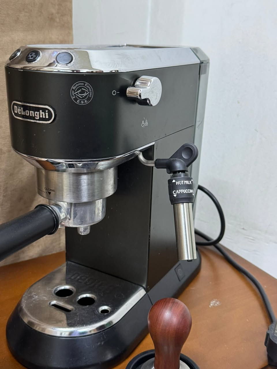 للبيع ماكينة إسبريسو ديلونجي ديديكا غنية عن التعريف (De'Longhi Dedica EC685)
للبيع ديلونجي ديديكا (685)، وحدة من أشهر وأقوى المكائن المنزلية اللي تسوي إسبريسو كريمي ومرتب، وبيهة تبخير حليب ممتاز للي يحبون اللاتي والكابتشينو. الماكينة نزاكة وحجمهة صغير ومتأخذ مكان بالمطبخ أو الكوفي كورنر.

🛠 أهم مواصفات الماكينة:
• ضغط المضخة: 15 بار (15 Bar) حتى تطلعلك أقوى طعم وقوام للإسبريسو. 

• نظام التسخين: ثيرموبلوك (Thermoblock) تحمى بسرعة وبتعبر بـ 40 ثانية تكون جاهزة للشغل.

• التصميم والحجم: حيل ناعمة ورشيقة (عرضهة 15 سنتيمتر بس)، والجسم مالتها ستيل قوي ضد الزنجار. 

• عصا التبخير (Steam Wand): بيهة خوش تبخير تسويلك رغوة ثخينة للكابتشينو أو حليب حار وسلس للاتي.
• تانكي الماي: يشيل 1.1 لتر، وينفصل بسهولة حتى تترسه وتنظفه.

• صينية التقطير: المجرى الجوة ينشال حتى تكدر تخلي كوب جبير أو مج طويل براحتك.

• الكهرباء والطاقة: 1300 واط، وبيهة ميزة الإطفاء الذاتي حتى توفر كهرباء

توصيل موجود


**إذا كنت صاحب هذا الإعلان وتريد حذفه لأي سبب، رجاءا أرسل رسالة إلى الدعم الفني**
