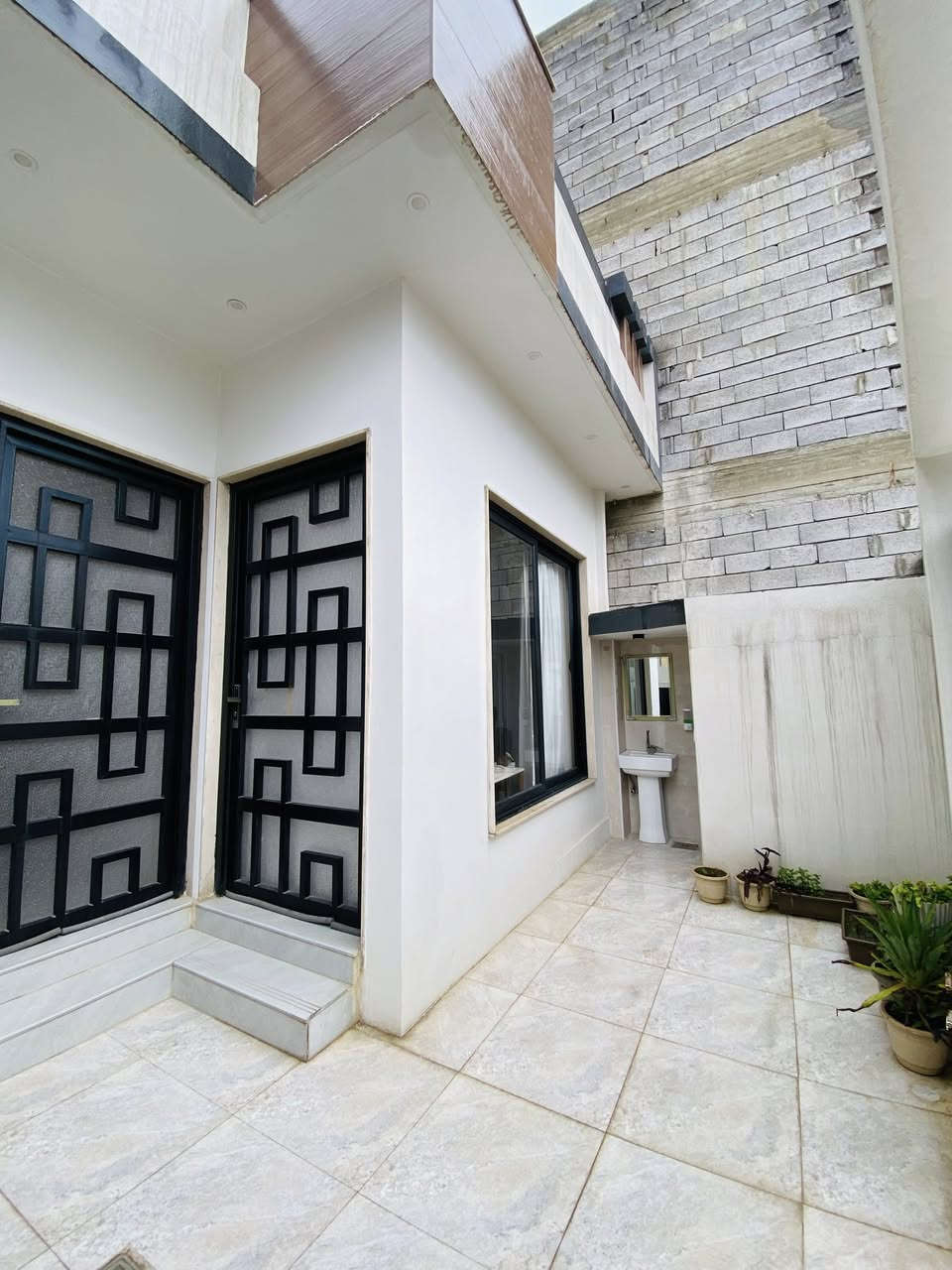 # دار للبيع ........📢📢
# الموقع 🛣️حي الشيماء
🏡موقع مميز..قريب شارع كركوك
مساحه. الدار 140  واجهه 7
ملك صرف ☑️
بناء 2025 حديث جدا درجة اولى 
سقوف حبسمبورد انارة خفيه 
طابق غرفتين بيتونه كبيره  هول داخلي مطبخ واستقبال +صحيات داخليه وخارجيه +كزامة احذيه وبورد كهرباء وقناني وفلتر ماء خارجي
نظام دشات ➕كاميرات+دكتات +سبالت ➕ كهربائيات لكل البيت درجة اولى 
السعر وبقيه التفاصيل 💰💰
الاتصال او مراسله واتساب 
***********
***********
