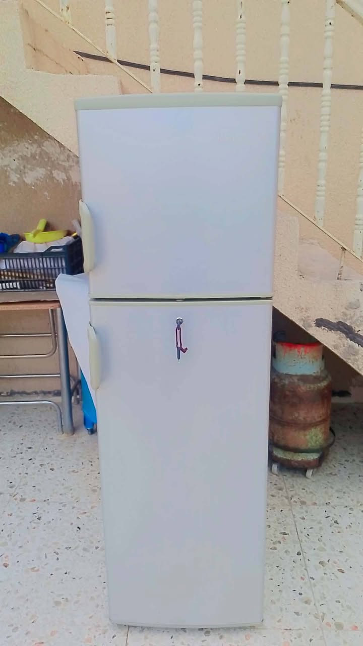 السلام عليكم هاي الثلاجه للبيع درجه اولى سعر 175 عنوان كركوك حي العسكري رقم تلفون ***********
