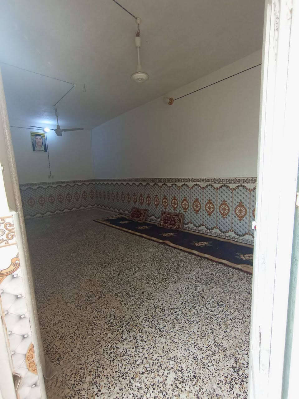 بيت 200 متر 
عنوان براكية شارع المطار القديم 
يحتوي على غرفتين وصالتين ومطبخين واستقبال يصير ينفصل 100 ب100 يعني مشتملات ثنين جاهزات تريد كامل تريد نص 
السعرر 70 وبيه مجال للمشتملين
للاستفسار الاتصال على الرقم
***********
