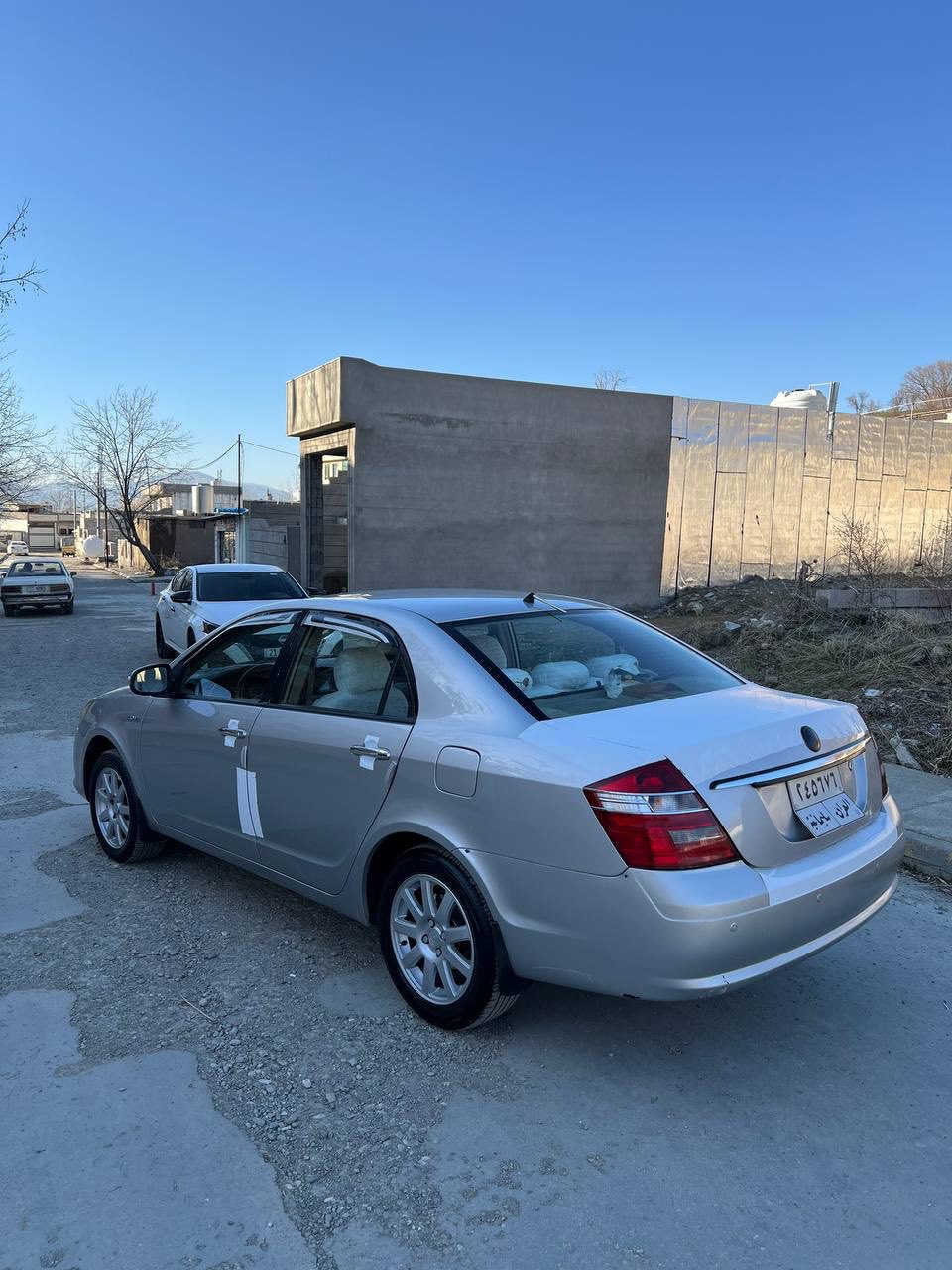 جیلی مۆدێل (٢٠١٣) - ١٤٠ هەزار ڕۆشتوە
بێ بۆیاخ بێ دەعم بێ کاڵ بوونەوە 

گێر عادى مەرغوب و بەنزین کەمەخوات 

گێر و مەکینە و کارەبایی بەشەرت تەبرید سارد و گەرم بەشەرت

چوار جام کارەبا _ قوفڵ مەرکەزی _ ناو زەرد _ بیلاد پەردەی دواوە _ حاسەی بەگ _ شاشە ئایپاد _ ABS _ ئاوێنە کارەبا و ئیشارەت

لید عەدەسە بەرز و نزم ئەکات

تازە ڕۆنی گۆڕاوە

سەنەوی بەسەر چووە 

شوێن پێنجوێن
 ٦٦ گەڵا و کەمێ مجال
***********
