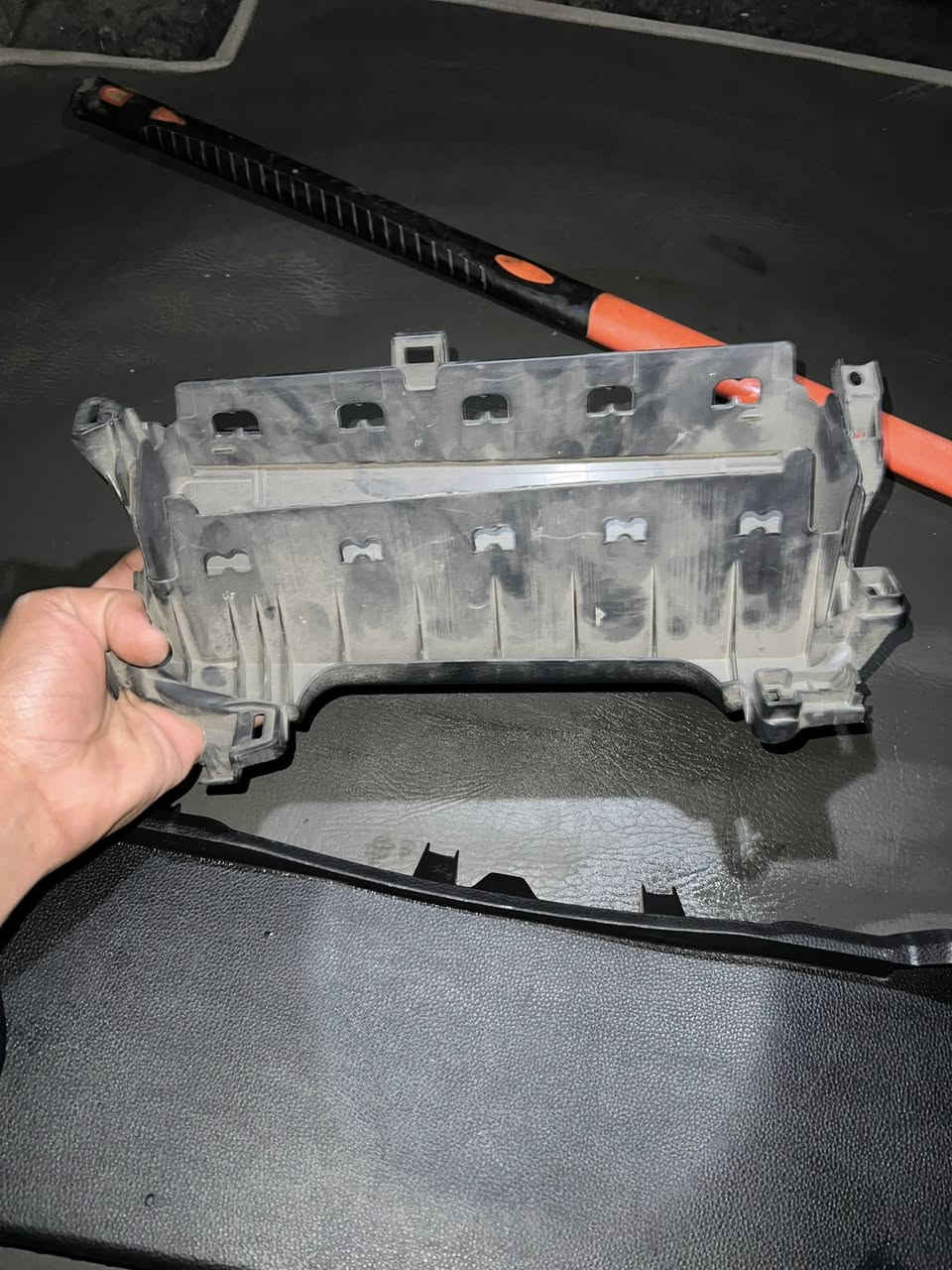 سلام عليكم عندي هذن الغراض مال تفصيخ درع مال صندوك الي يصير بداخل الصندوق نضيف كلش لا زلغ ولا فطر ولا كسر (اصلي) يرهم من موديل 2008 إلى 2025 وهوه بل اصل مال 2022 بس يرهم لان كله نفس شي 

وهذا قبق مال ايرباك جوه الستيرن نضيف جديد كلش اصلي يرهم من موديل 2020 الى2025 الغراض نضيفات عنواني سيديه رقمي *********** 
خابر ودلل❤️ مستعجل عله بيعتهن
