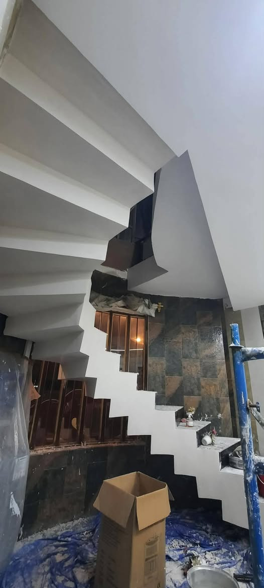 السلام عليكم لباخ جص وسمنت متفرق تصل كادر متكوم من 4 خلفات و4 عمال تصل ***********
