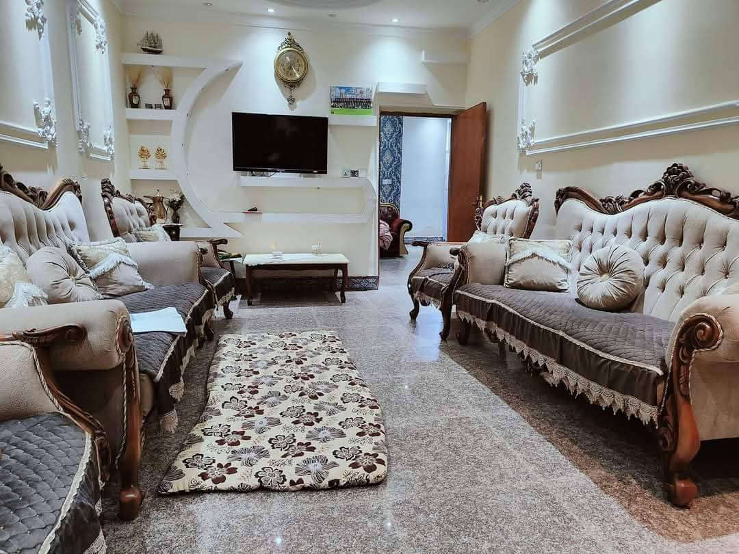 بيت للبيع ام نجم شارع النهر 
المساحة ١٥٠م طابقين 
٤ غرف نوم 
على شارع ٢٠م 
تشجير ١٣٠م مقابيل البيت مثل ما موضح بالصورة 
للاستفسار : ***********
