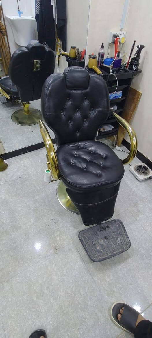 كراسي حلاقه للبيع الابيض نضافته وسط والكرسي الاسود نضيف كلش للبيع ثنينهن 300 وبيهن مجال العنوان بصره زبير ***********
