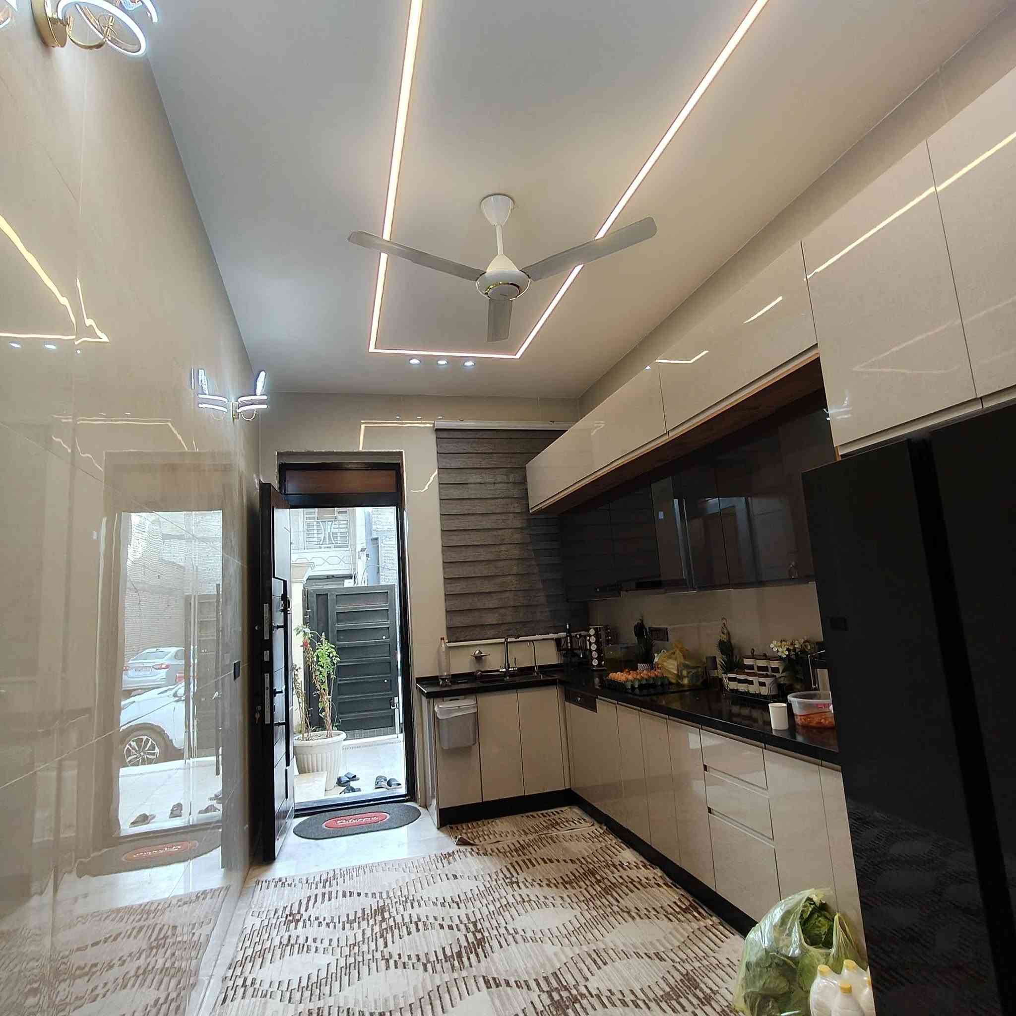 السلام عليكم.
بيت للبيع في في منطقة الرئاسه المربع مقابيل صيدلية ابن البيطار المساحه 150م طابقين يحتوي على منظومه شمسيه بناء حديث درجه اولى للاستفسار مراسله الصفحه او الاتصال ***********
