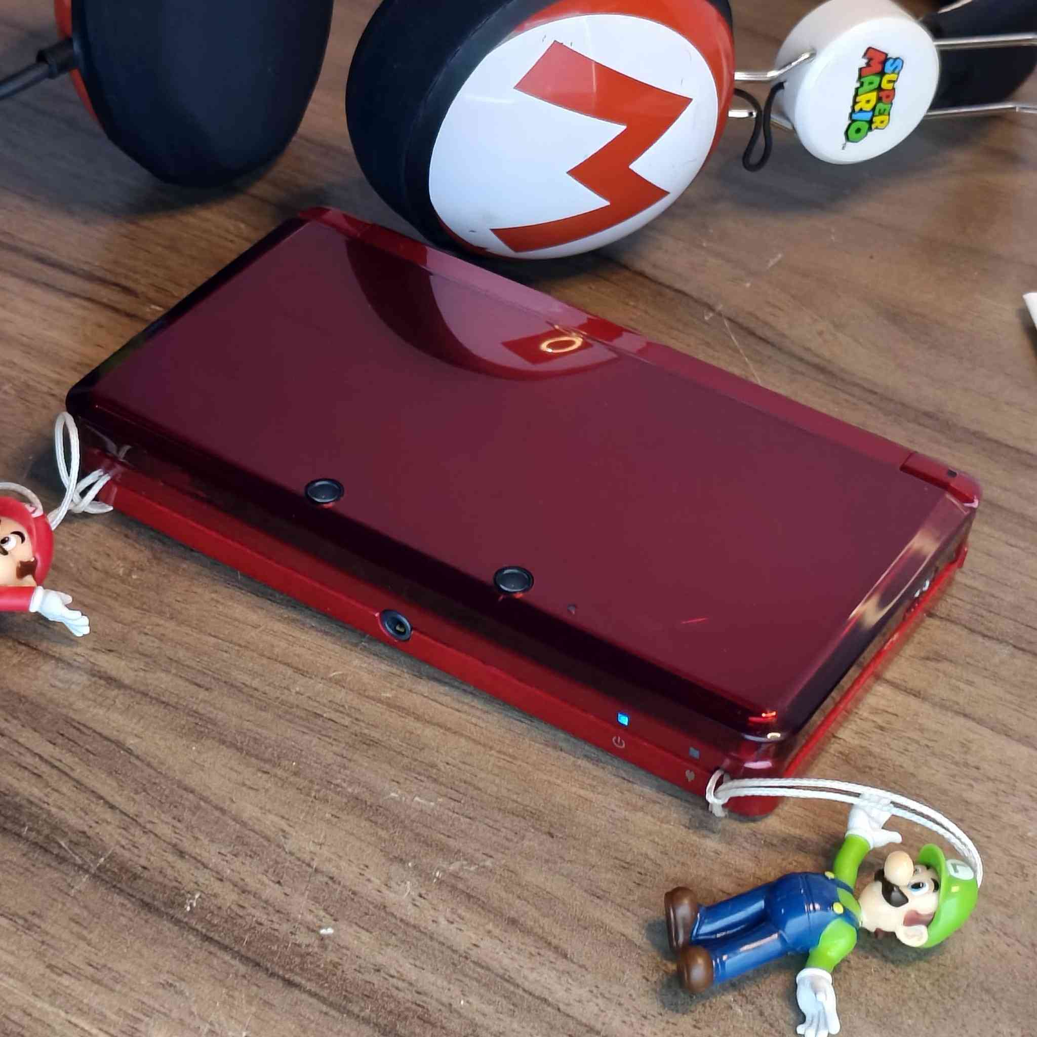 NINTENDO 3DS ❤(flame red) 🔥
Memory card included_ رام مع الجهاز 
Modded_ مهكر رام 8 G 
Can add games for free_ يمكن إضافة الألعاب مجانا
✅Mario headphone gift_سماعات ماريو أصلية هدية 
✅charging cable_كيبل شحن 
❌لايحتوي على قلم فقط . 
❌لايحتوي على كارتون. 
Price _135,000 IQ ✨
متوفر توصيل كافة أنحاء العراق


**إذا كنت صاحب هذا الإعلان وتريد حذفه لأي سبب، رجاءا أرسل رسالة إلى الدعم الفني**