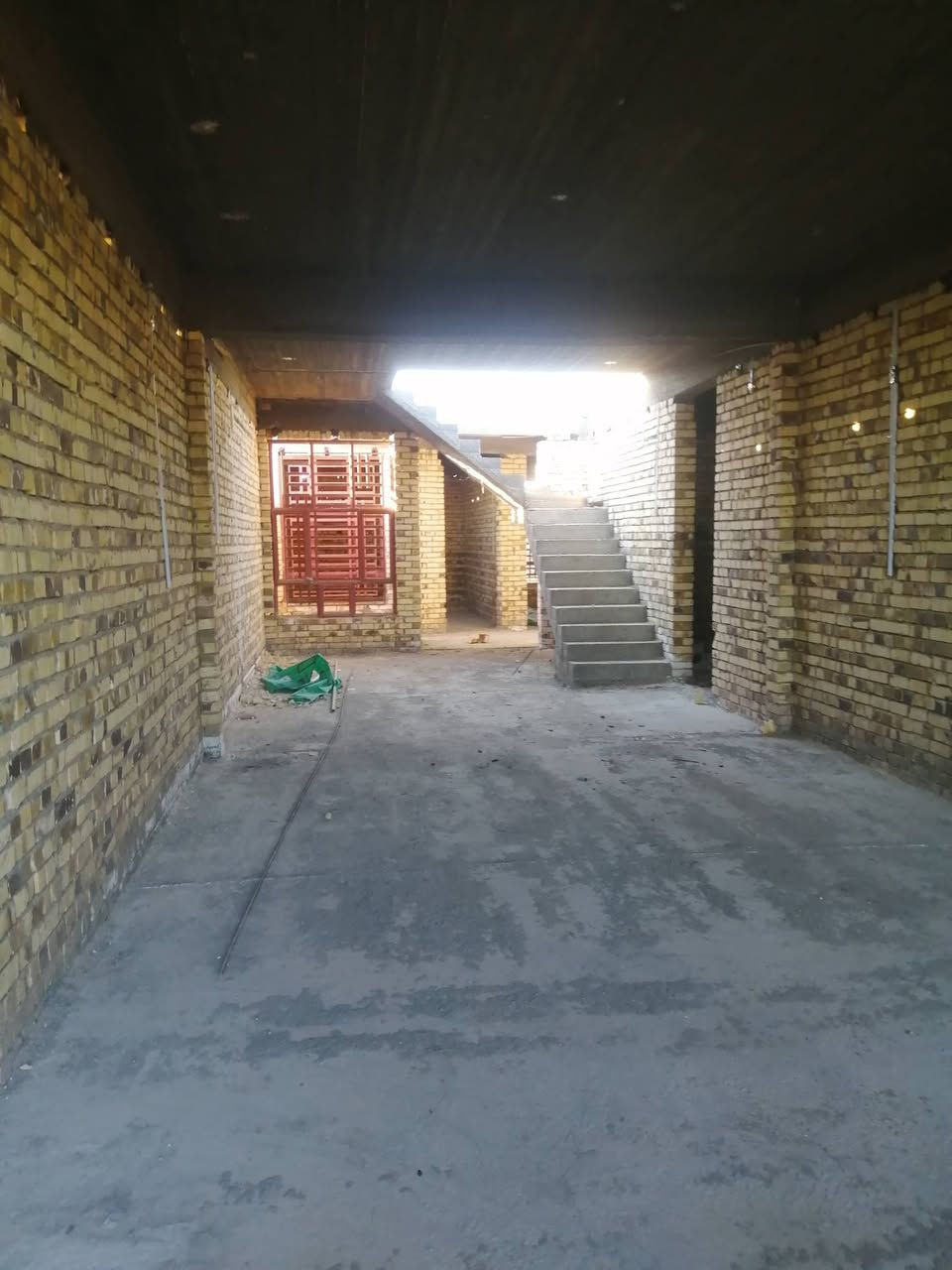 السلام عليكم هيكل لبيع طابو زراعي سند 25 المساحه ٤٠٠ الواجهه ١٠ نزال ٤٠ ع شارعين يحتوي ع غرفتين ٦ في ٤ وصاله ١٤ في ٤/٨٠ ومطبخ 5في 5 واستقبال 12 في 4/80 ومجموعه صحيات داخل وخارج المكان مجمع نبيل قرب الحولي يم المدرسه المتفوقين الصينيه للاستفسار ***********
