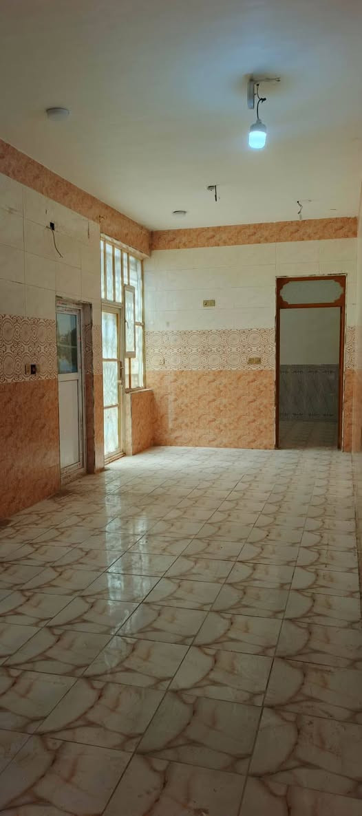 بيت للايجار 100 متر
نجف حي النداء بداية شارع المكاتب مقابل عمود 36 
قرب المدارس وقرب السوق وخط الكيات.
يحتوي على غرفة و(صالة ومطبخ)مشترك واستقبال وصحيات داخلية وخارجية.
سعر الايجار 250 الف


**إذا كنت صاحب هذا الإعلان وتريد حذفه لأي سبب، رجاءا أرسل رسالة إلى الدعم الفني**