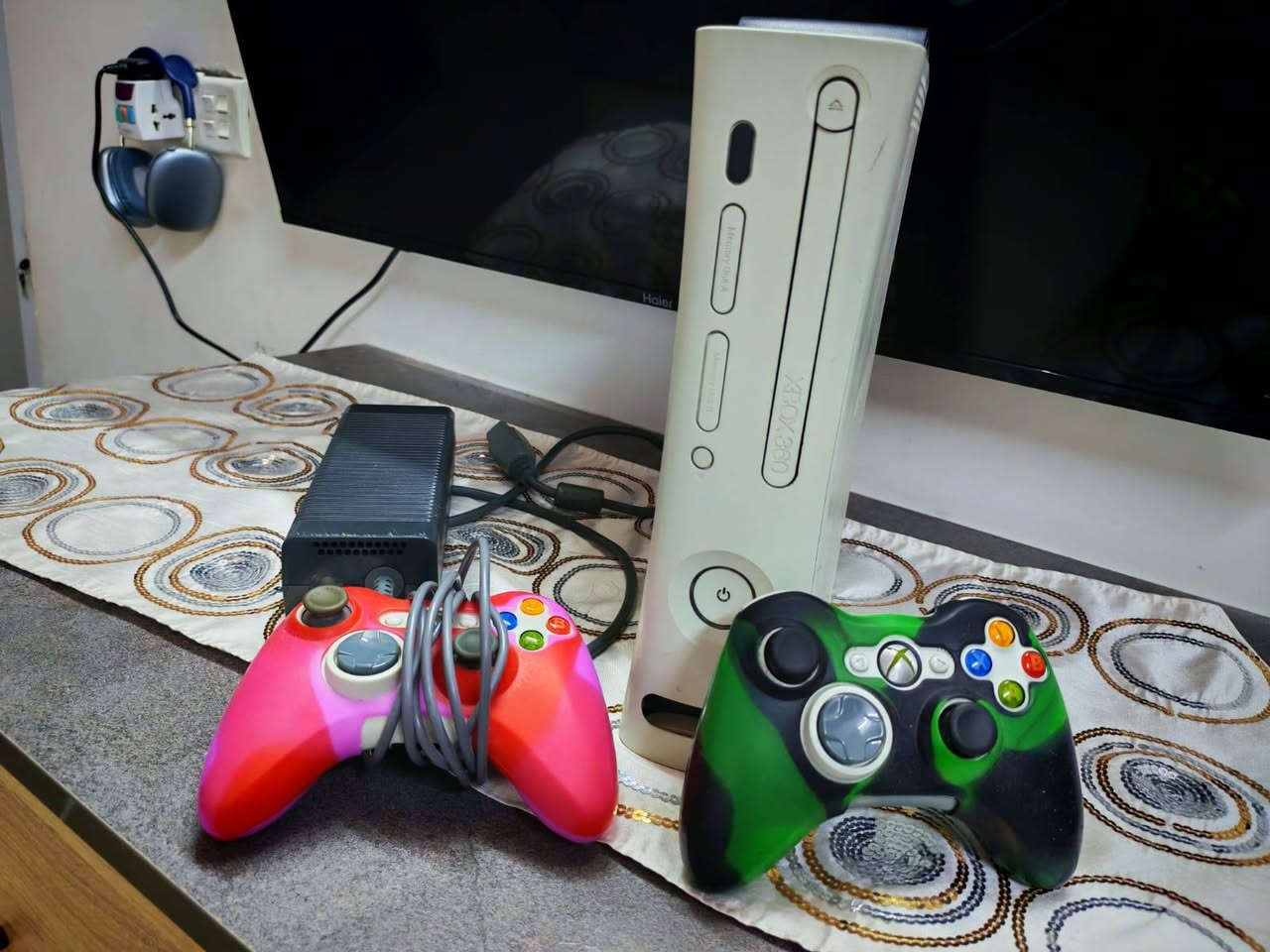 السلام عليكم
عيدكم مبارك شباب

للبيع جهاز اكس بوكس 360 فات للبيع مليان العاب
اليدات وحدة بلوتوث والثانية واير واثنينهم شغالين

السعر 110

شراي تفضل خاص


**إذا كنت صاحب هذا الإعلان وتريد حذفه لأي سبب، رجاءا أرسل رسالة إلى الدعم الفني**