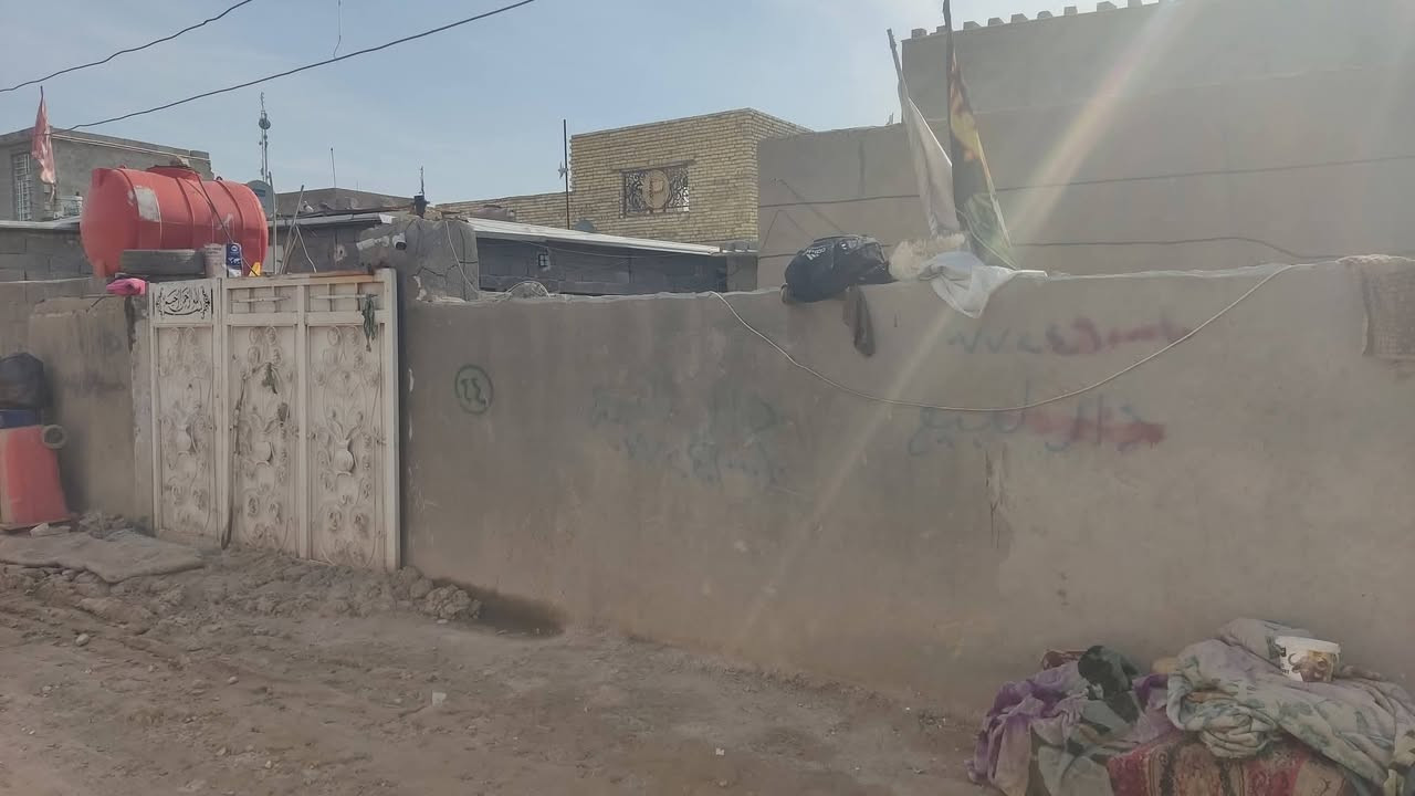 سلام عليكم بيت للبيع في شارع النفط بنزلة شارع اسواق الصدرين او ابو علي الحجيمي
مساحه 320متر بناء بلوك  يتكون من ثلاث قرف وهول وستقبال   ومطبخ للستفسار  *********** ادمن وافق 23وبي مجال
