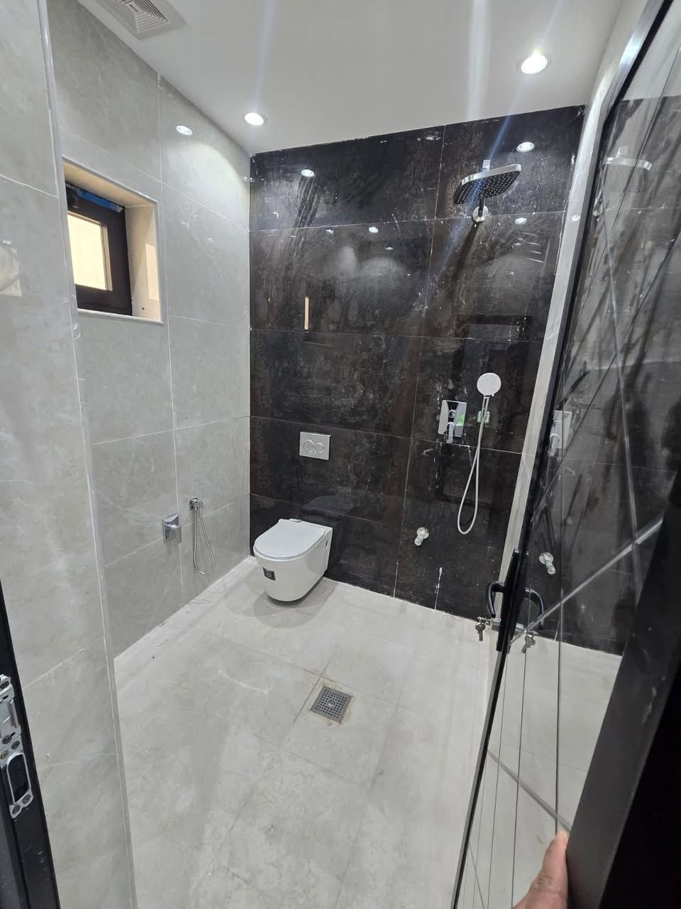 سلام عليكم دار للبيع المساحه 150متر
الواجهه. 5 متر. 

والنزال. 30    متر 

المحتويات استقبال. ➕. مدخل. ➕ مطبخ. ومناور عدد اثنين 

غرف نوم عدد اربع 4. نظام سويت. 

الموقع البنوك. شارع باريس. عرض شارع 15 متر 

لاستفسار لاتصال او مراجعه شركه الأقمار للوساطه العقاريه 

الكائن البنوك شارع الكنيسه 

***********☎️
