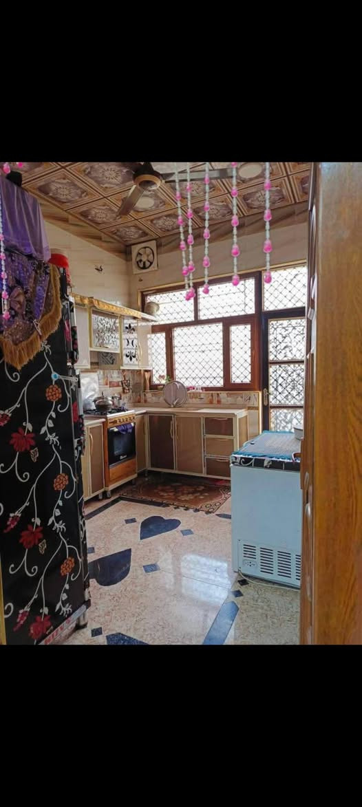 سلام عليكم 
دار للبيع 100 متر زراعي سند 25
يتكون من ثلاث غرف نوم + صالتين + استقبال 
العنوان حي 7 نيسان/ خلف الكليه الاساسيه شارع المعلب
الاتصال بالرقم
***********
