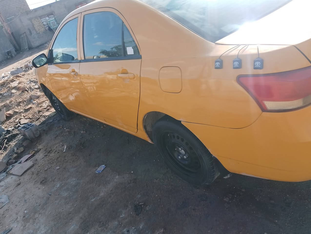 سلام عليكم  البيع بيوايدي موديل 2013 رقم نڰليزي سنويه لل30 بأسمي مصفره هيئه وغرامات السياره جاهزه من كلشي السعر 45 وبيها مجال للاتصال ***********
