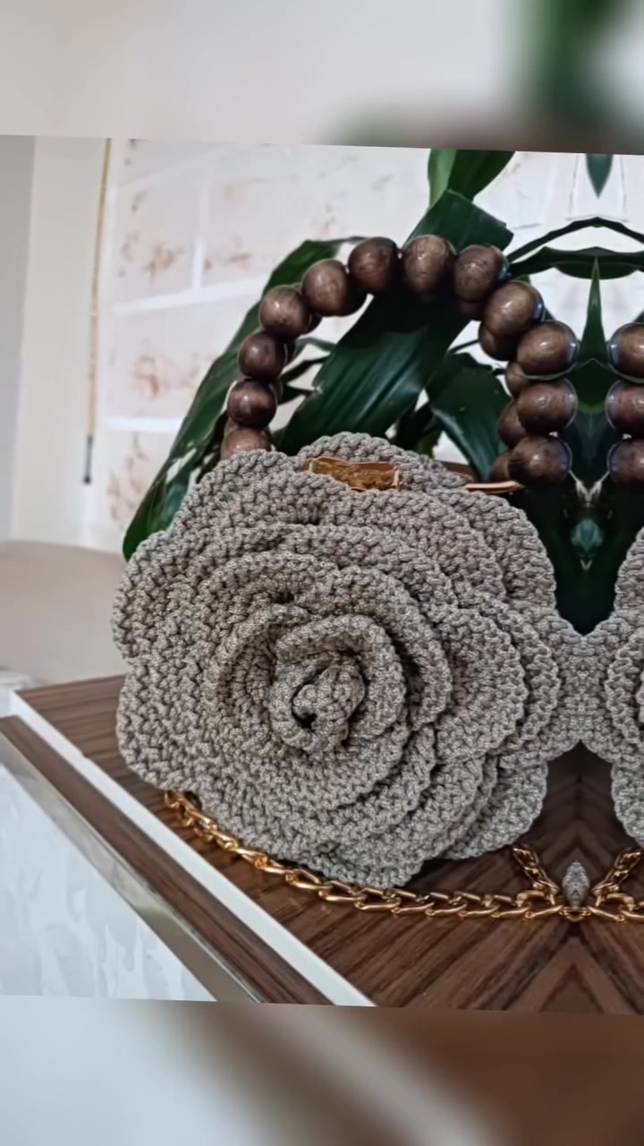 🌸 حقيبة بتفاصيل تنبض بالأناقة... تصميم وردة كروشيه يدوي يضيف لمسة فريدة لكل إطلالة. لأن التميز يبدأ من التفاصيل الصغيرة. ✨🤍
#هاند_ميد #شنط_كروشيه #شنط_يدوية #كروشيه #شنطة_نسائية موضة ستايل أعمال_يدوية HandmadeBag CrochetBag FashionStyle UniqueDesign BagLovers HandmadeWithLove CrochetFashion


**إذا كنت صاحب هذا الإعلان وتريد حذفه لأي سبب، رجاءا أرسل رسالة إلى الدعم الفني**