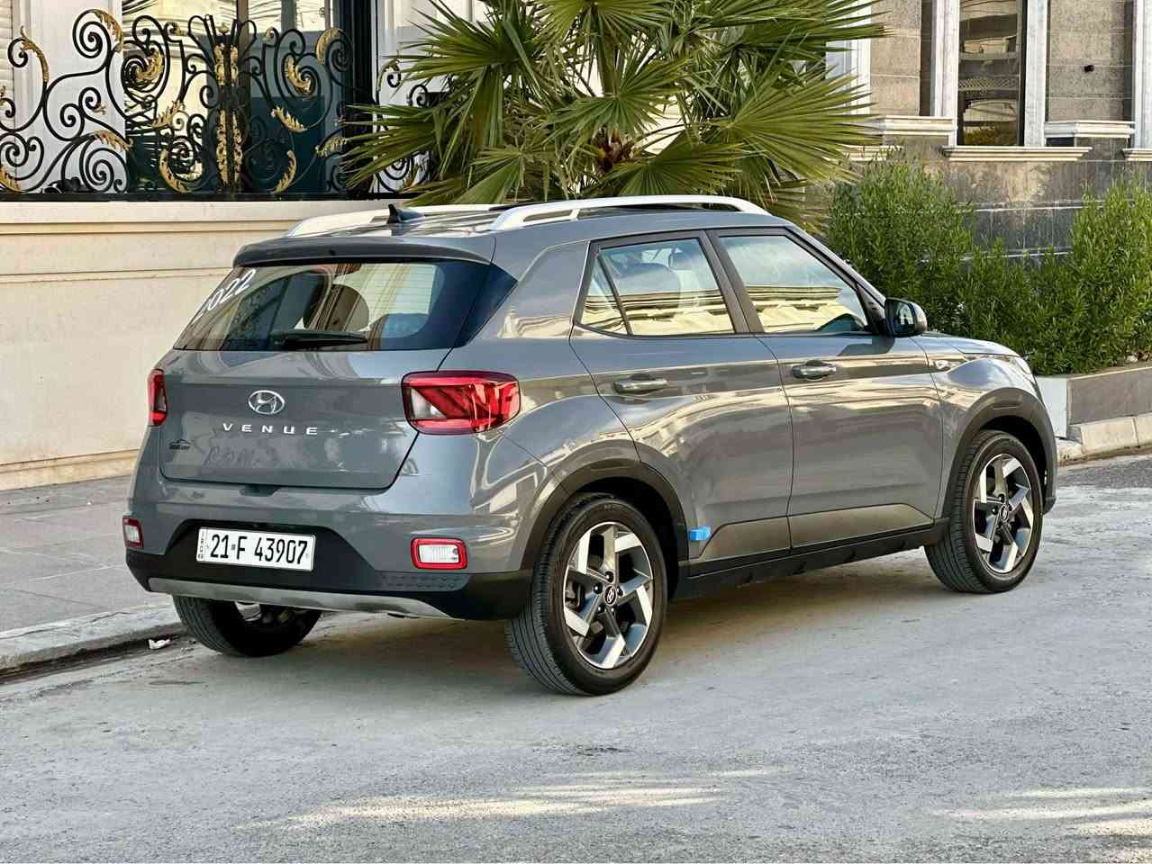 هیوندای ڤینیۆ Hyundai Venue 2022 
فول مواسفاتە سلاید تبرید لمس رادار شاشە گەورە و بلوتوث و ئەپڵ کارپلەی و کامێرایە و ڕاداری پێشە هەروەها حاسەی هێشتنەوەی لەسەر خەتی جادە و ئۆتۆ فولە 
تەنها چاملغ و بستەک دەرگا سبوغە بێ ناو گرتن بێ داخلی پارچەی بۆیاخە 
تەنها ٣٢ هەزار میل ڕۆشتووە
نرخی 125 وەرەقە و مەجالێکی کەم
ژمارەی پەیوەندی ***********
*********** واتساب أربيل, العراق
