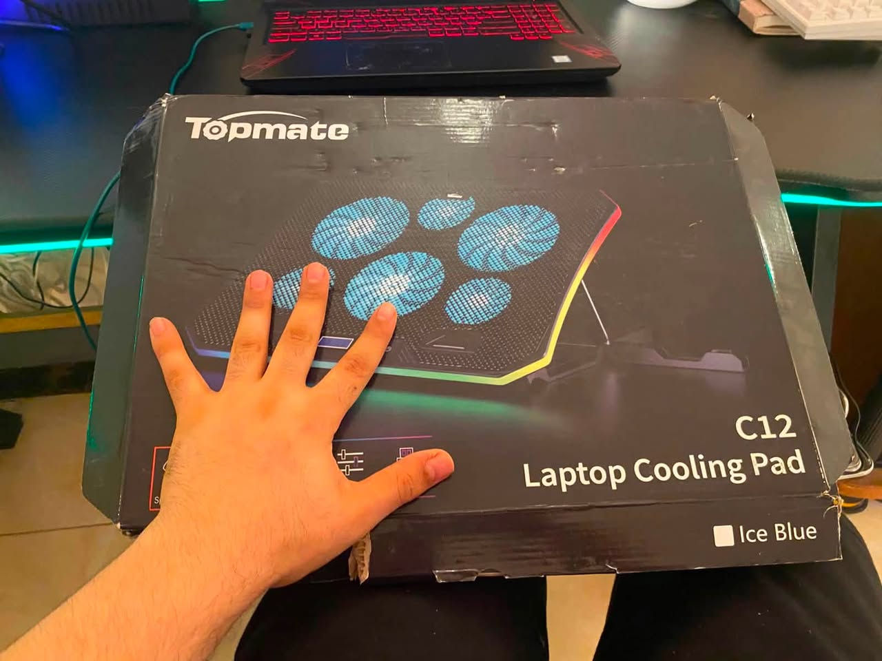 سعر ٣٠ الف
الاسم والموديل
 * الشركة المصنعة: Topmate
 * اسم المنتج: Laptop Cooling Pad
 * الموديل: C12
 * نسخة اللون: Ice Blue (أزرق ثلجي للمراوح مع إضاءة RGB محيطية)
المواصفات التقنية (كما هي موضحة على العلبة)
 * وزن المنتج: 1.17 كيلوجرام.
 * أبعاد المنتج: 415 × 300 × 33 ملم.
 * المراوح: 6 مراوح عالية السرعة (2 مروحة بحجم كبير، و4 مراوح بحجم صغير).
 * حجم المروحة الكبيرة: 110 × 110 × 15 ملم.
 * حجم المروحة الصغيرة: 70 × 70 × 15 ملم.
 * سرعة المروحة الكبيرة: من 1000 إلى 1400 دورة في الدقيقة (RPM).
 * سرعة المروحة الصغيرة: من 1800 إلى 2400 دورة في الدقيقة (RPM).
 * مستوى الضجيج: 21 - 26 ديسيبل (تعتبر مروحة هادئة/صامتة).
 * زاوية الميل (الارتفاع): قابلة للتعديل من 6.5 درجات إلى 50 درجة.
المميزات الإضافية
 * مستويات الارتفاع: تدعم 8 مستويات مختلفة لضبط ارتفاع اللابتوب بما يناسبك.
 * الإضاءة: إضاءة RGB ملونة محيطية يمكن تغيير أنماطها، بالإضافة إلى إضاءة زرقاء للمراوح.
 * التحكم: تحتوي على شاشة صغيرة وأزرار للتحكم في التشغيل، تغيير نمط الإضاءة، وزيادة أو تقليل سرعة المراوح (تحتوي على 6 سرعات من v1 إلى v6).
 * المنافذ: تحتوي على منفذي USB (Dual USB Ports).
 * التصميم والمواد: سطح من الشبك المعدني (Metal Mesh) لتشتيت الحرارة بكفاءة، مع وجود حاجز سفلي مانع لانزلاق اللابتوب (Anti-Slip Bezel).


**إذا كنت صاحب هذا الإعلان وتريد حذفه لأي سبب، رجاءا أرسل رسالة إلى الدعم الفني**