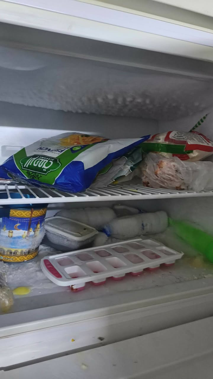 غراض بيت كامل طباخ ثلاجه غرفه نوم مبرده حجم ثنين ونص جنرال  ثلاجه شركة بيكو ماداخله تصليح كاونتر 3قطع تخت اطفال نضيف لحد عمر 3سنين مكان اربيل روشمبيري ***********
