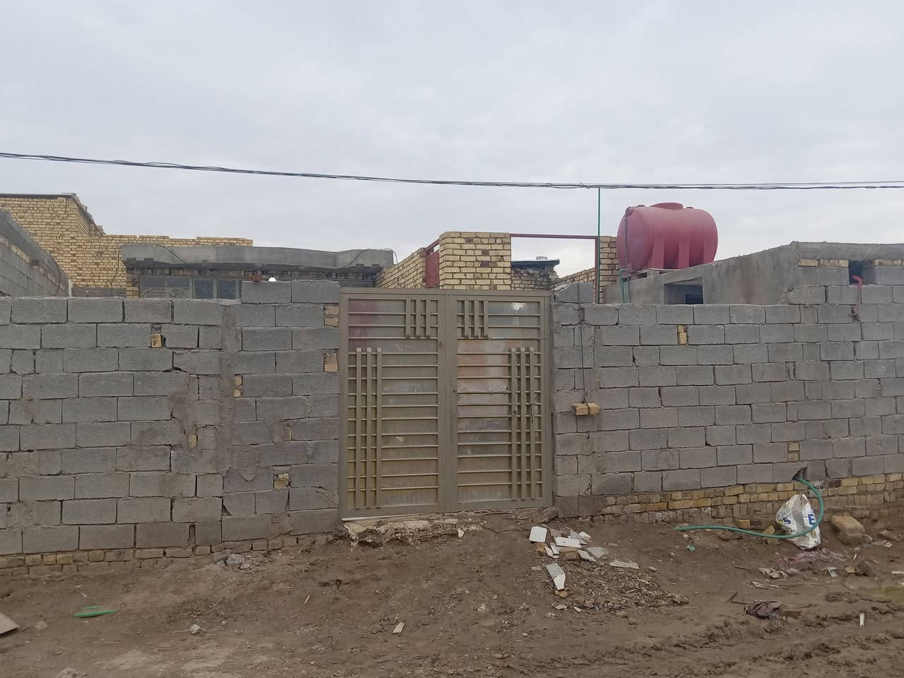 سلام عليكم بيت للبيع في حي لعدل ثاني عله طريق ابو نماش مساحه ٢٠٠ متر يبعد عن شارع رئيسي ٤٠ متر خدمات ماء اساله مولد بابك عرض شارع ٩ متر بيت بناء حديث طابوك وسكف صب كونكريت بيت كامل مكمل سيراميك كله السعر ٤٧ وبي مجال وهاذه رقمي *********** يم صيطره القديمه مبنى قبل تصوير الله شاهد
