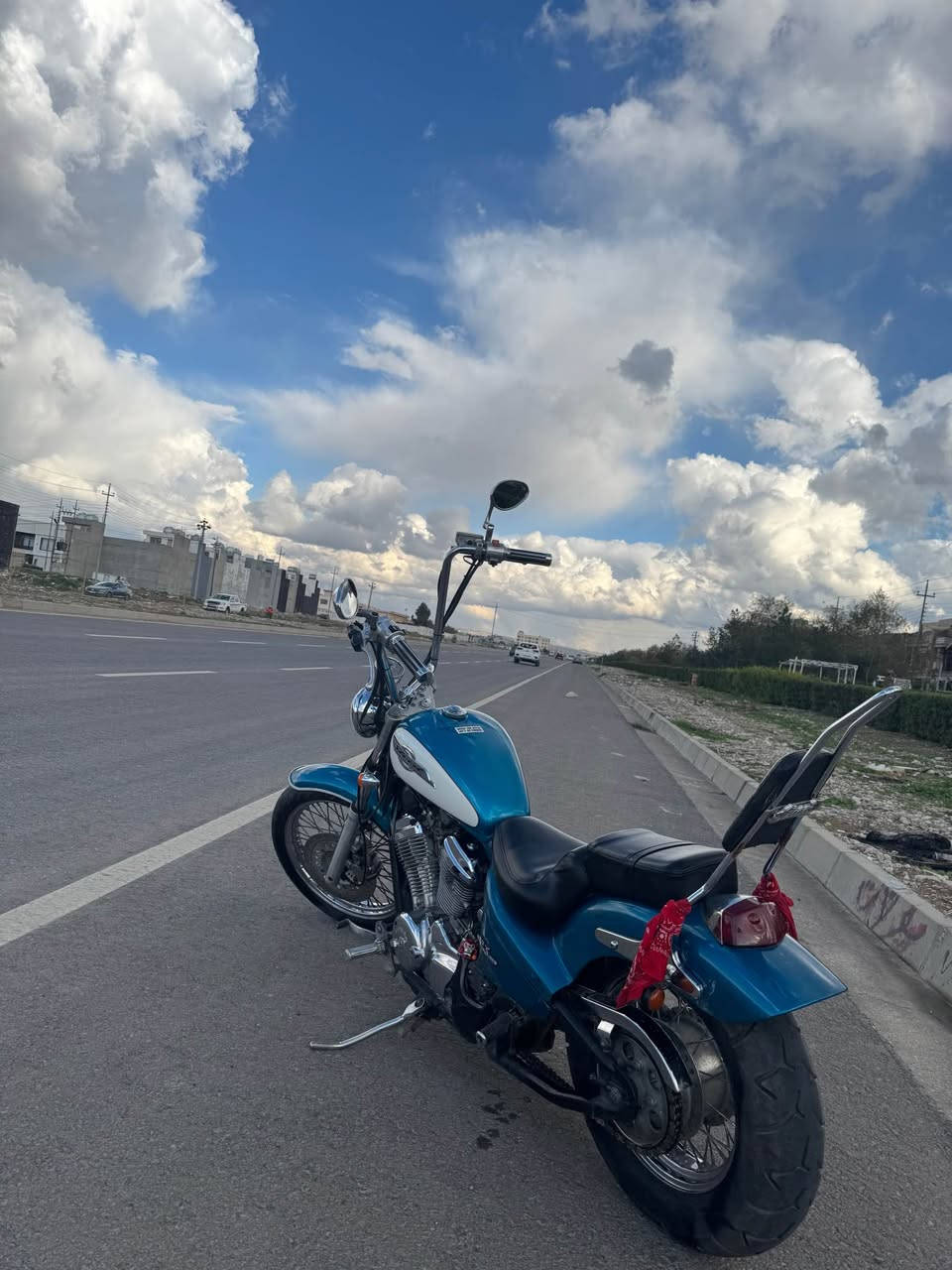 Honda steed 400cc
مەکینە کەپس 400cc
گزوز سپۆرت
سوکان چیکانۆ 
سیسی باڕی چۆپەر 
تایەکانی تازەن 
کارەبایاتی مەزبووتە و هەمووشتێکی ئیش دەکات. 
مانگێک نابێ کابرێتەی خاوێن کراوەتەوە و ڕۆنی گۆڕدراوە 
نرخ : ١٥$ و مامەڵە
واتساپ : *********** أربيل, العراق
