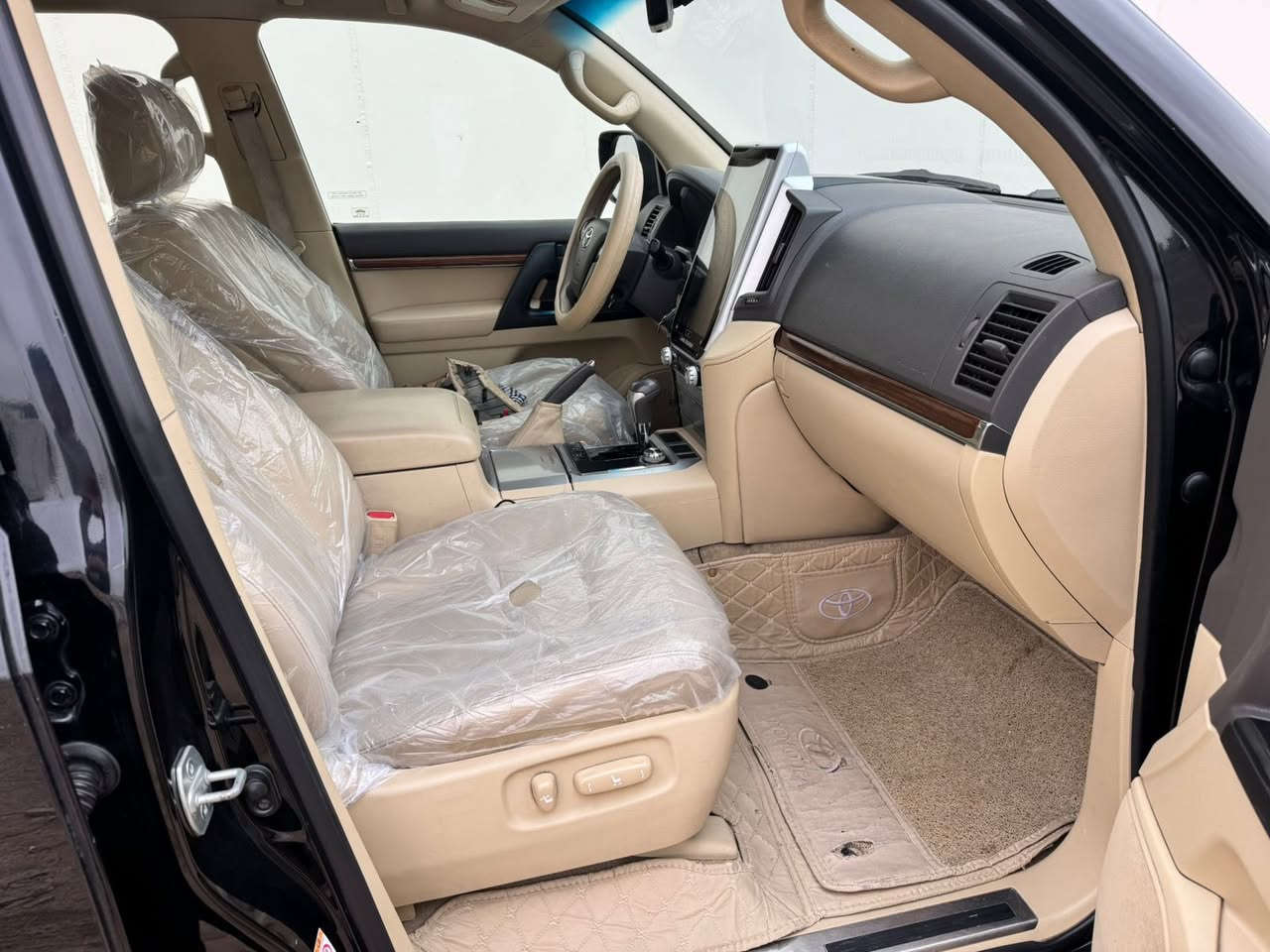 السلام عليكم ورحمة الله للبيع تيوتا لاندكروزر 2016 خليجي سياره فطيم باب اول كشنات جلد كشن السايق 3 دكم 8 ايرباك محرك 6 سلندر بلادي تخم تاير دلوب ماشيه 150 الف رقم بغداد الجديد بيها بارد كد شبر وصبغ نص قبق الجنطه فقط بدون فتح بدون اي ضرر داخلي سياره جاهزه اي نقص مابيها وسعرها مناسب للجناي 435 وبيها مجال قليل مكان السيارة بالرمادي ***********
