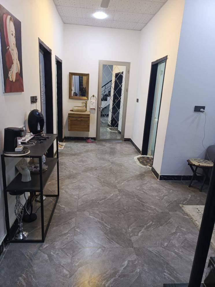 بيت للبيع في ابي الخصيب عويسيان جهة المدارس مقابيل مركز شرطة البراضعية قرب علوة الكوفة وقف سني اصولي وجاري التحويل بأسمي بناء حديث سنة 23 مساحة 156 متر يحتوي على حديقة وكراج وديوانية وصالة ومطبخ وغرفتين وحمام مع بيتونة واسعة كمخزن وغسيل ملابس السعر المطلوب 110 مليون قابل للتفاوض علمأ السعر شامل المطبخ وبعض الملحقات من الاثاث حسب الاتفاق للاستفسار *********** البصرة, العراق
