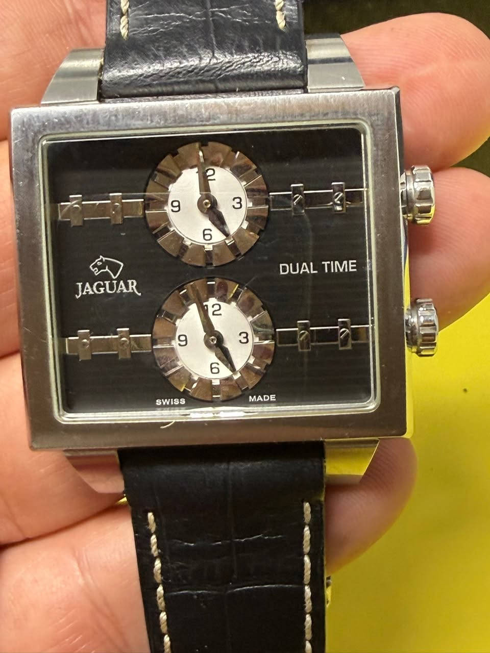 Jaguar Dual Time - للتميز عنوان
 التصميم المزدوج (Dual Time): ساعة استثنائية بتصميم "Square Case" هندسي، توفر خاصية التوقيت المزدوج بقرصين منفصلين، مثالية لهواة السفر والأعمال التي تتطلب متابعة توقيتين عالميين في وقت واحد.
 الهيكل والصلابة: مصنعة من الفولاذ المقاوم للصدأ (Stainless Steel) عالي الجودة، مع هيكل جانبي يعكس المتانة والحرفية السويسرية في التصميم.
 التفاصيل التقنية: الظهر محفور بأسماء المدن العالمية مع فروقات التوقيت (GMT)، مما يضفي صبغة تقنية وعملية على القطعة، مع تيجان ضبط (Crowns) محفورة بشعار "الجاكوار" العريق.
 الأناقة والعملية: تأتي بحزام جلدي فاخر مزود بمشبك (Clasp) أصلي يحمل اسم العلامة التجارية، لضمان الراحة والأمان عند الارتداء.
 القيمة: قطعة نادرة بسعر 225$، تعكس ذوق المقتني الذي يبحث عن شيء مختلف تماماً عن الساعات التقليدية.


**إذا كنت صاحب هذا الإعلان وتريد حذفه لأي سبب، رجاءا أرسل رسالة إلى الدعم الفني**