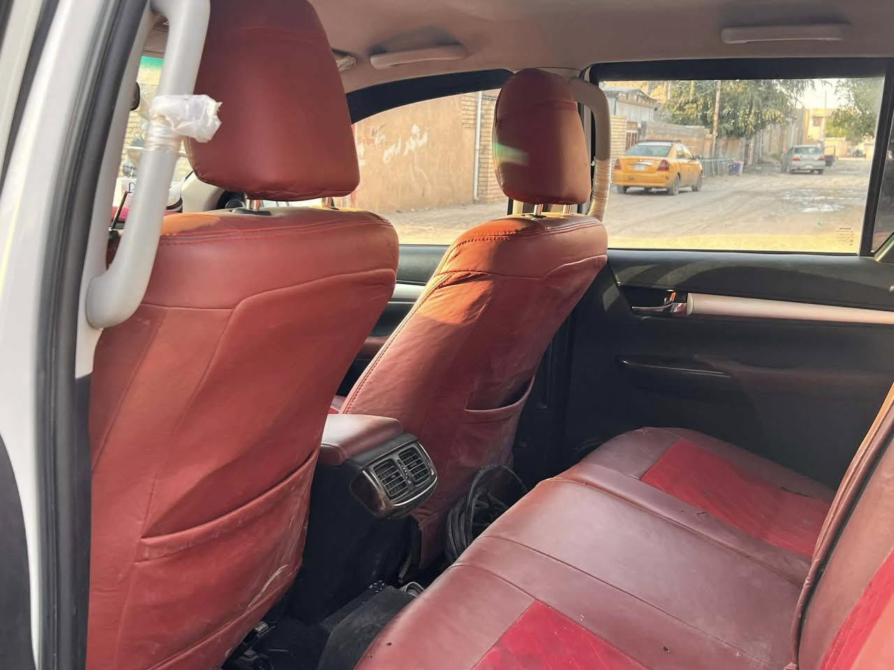 السلام عليكم
هايلوكس موديل 2017 وارد سعودي سيد نهرو فول مواصفات 1/1 عالية 4*4 اوتوماتيك كلين كشنات اصلي وكاله قماش قطعتين تبريد 
ماشية 85 كيلو رقم اربيل باسمي ثاني يوم تحويل سنويتها لل20230
السعر 260  متواجد على الواتساب ***********
