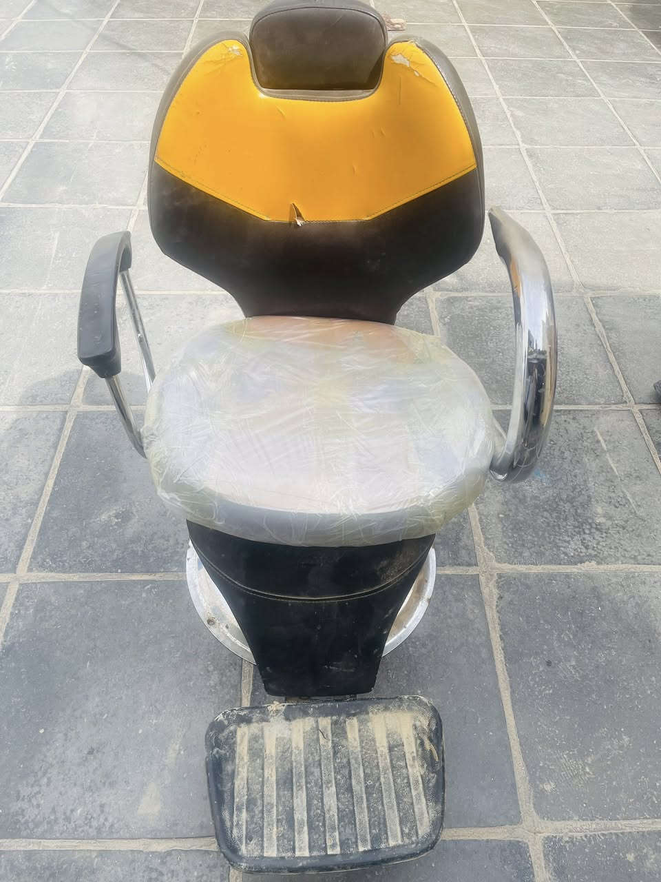 السلام عليكم كرسي حلاقه للبيع نظيف كلش جك وتكيه شغالات مكاني الشطره ***********
