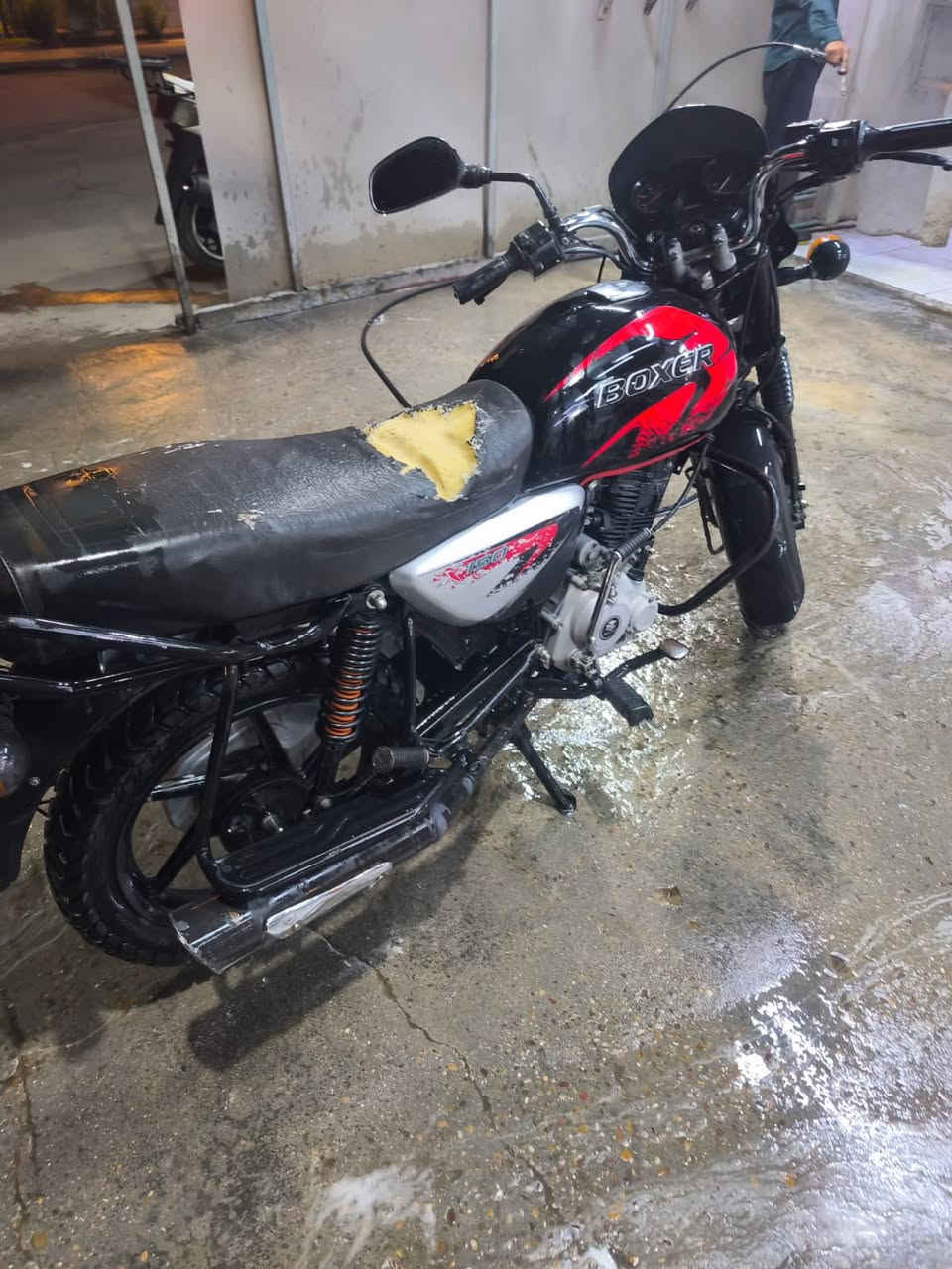 سلام عليكم 
دراجة بوكسر موديل 23 الدراجة كلها على وضع الشركة حتة تايراتها مال الشركة المكينة بلادية برغي ما مفتوح بيها مرقمة رقم بغداد الانگليزي تحويل ثاني يوم والدراجة خير من الله وكلشي موضح بالصور بيها تبخير خفيف مال لاستيك ولف كهربائياتها كاملات زلغ مابيهن مكاني الدورة شارع 60 وسعرها 2500 يعني مليونين ونص وبيها مجال 
*********** وهذا رقمي
