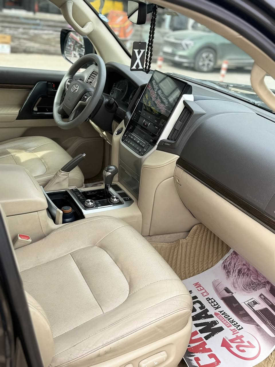 السلام عليكم
لاند كروزر 2019
فول مواصفات 
بصمة تشغيل عن بعد 
فتحت سقف 
مري كهربائية
كشنات تدفئة تبريد
ويل كب بلادي
كراسي كهربائية
ومعروفة مواصفاتهة الباقية 
السيارة مكفولة گشر ومكينة وكير 
لا صبغ ولا حادث ولا تبديل 
بيهة بس بالجنطة اصبعين تكحيل كارت جوة العلامة مال تيوتة 
السعر 540 وبيهة مجال للطيبين 
للاستفسار على الرقم ***********
