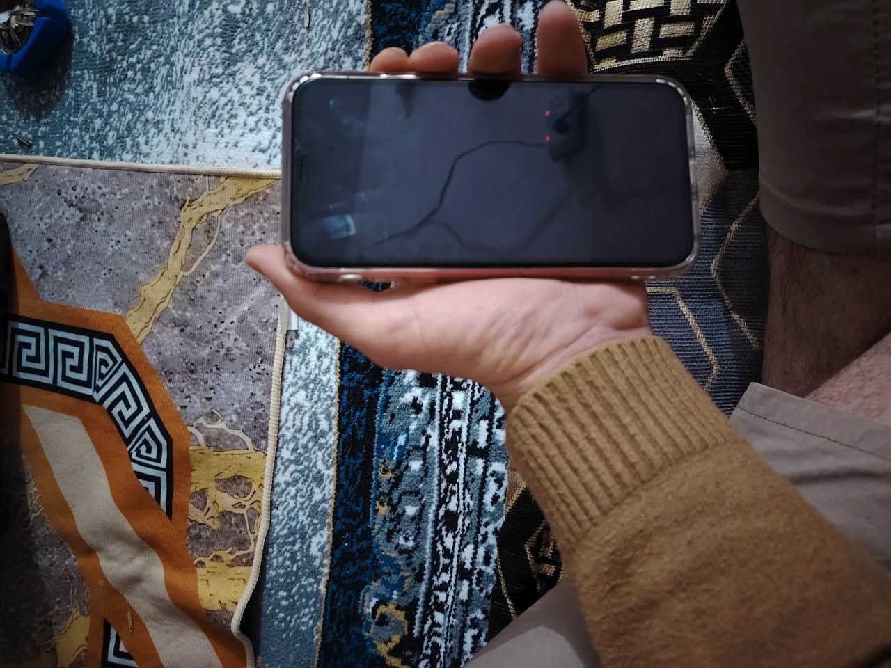 السلام عليكم 
ايفون ١١ عادي 
ذ٢٥٦
ب٩٧مرفوعه 
لون احمر  دبل خط 
ما مفتح شرط بعدو ضد المي وحت شاحنه الشركه معاا 
مرواس ب ١٢ برو ماكس وانطي فرق 

*********** بس ترمش اخابرك
