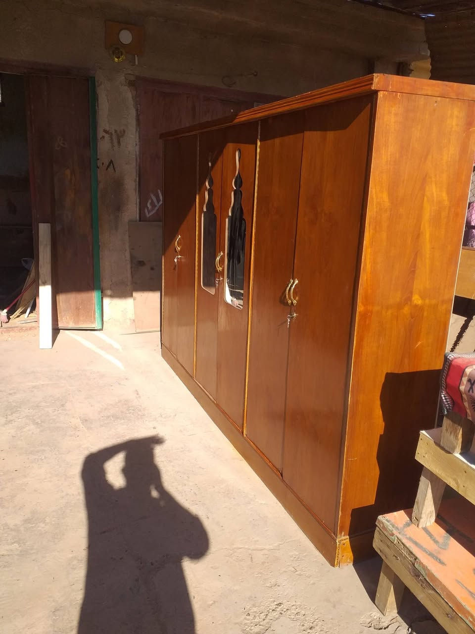 السلام عليكم  للبيع كنتور ٦ ابواب صاج  مستعمال بس نظيف   اسعر ٢٠٠  الف بي مجال مكان محل ابو غريب شارع الزيتون  هاتف  ***********
