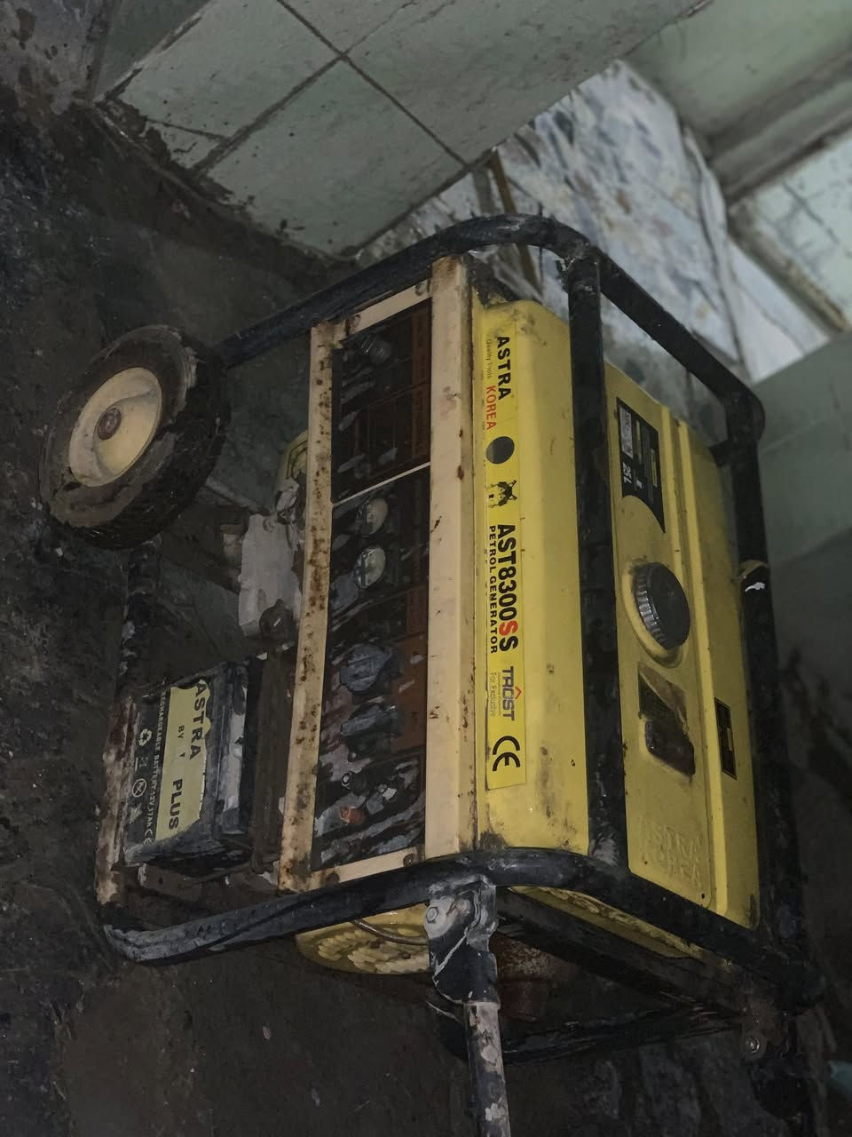 * للبيع (ASTRA KOREA AST8300SS  
*السعة*: 6.5kVA تقريباً
29 أمبير 
عاطلة


**إذا كنت صاحب هذا الإعلان وتريد حذفه لأي سبب، رجاءا أرسل رسالة إلى الدعم الفني**